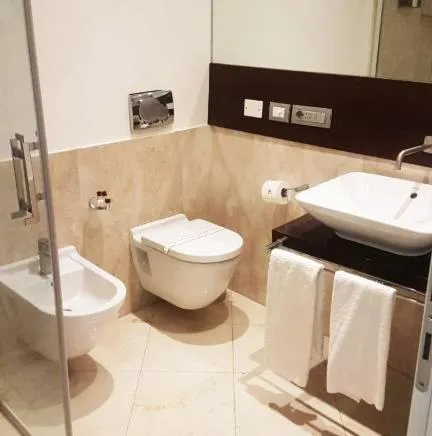 Bathroom in Hotel Pisa Tower Plaza