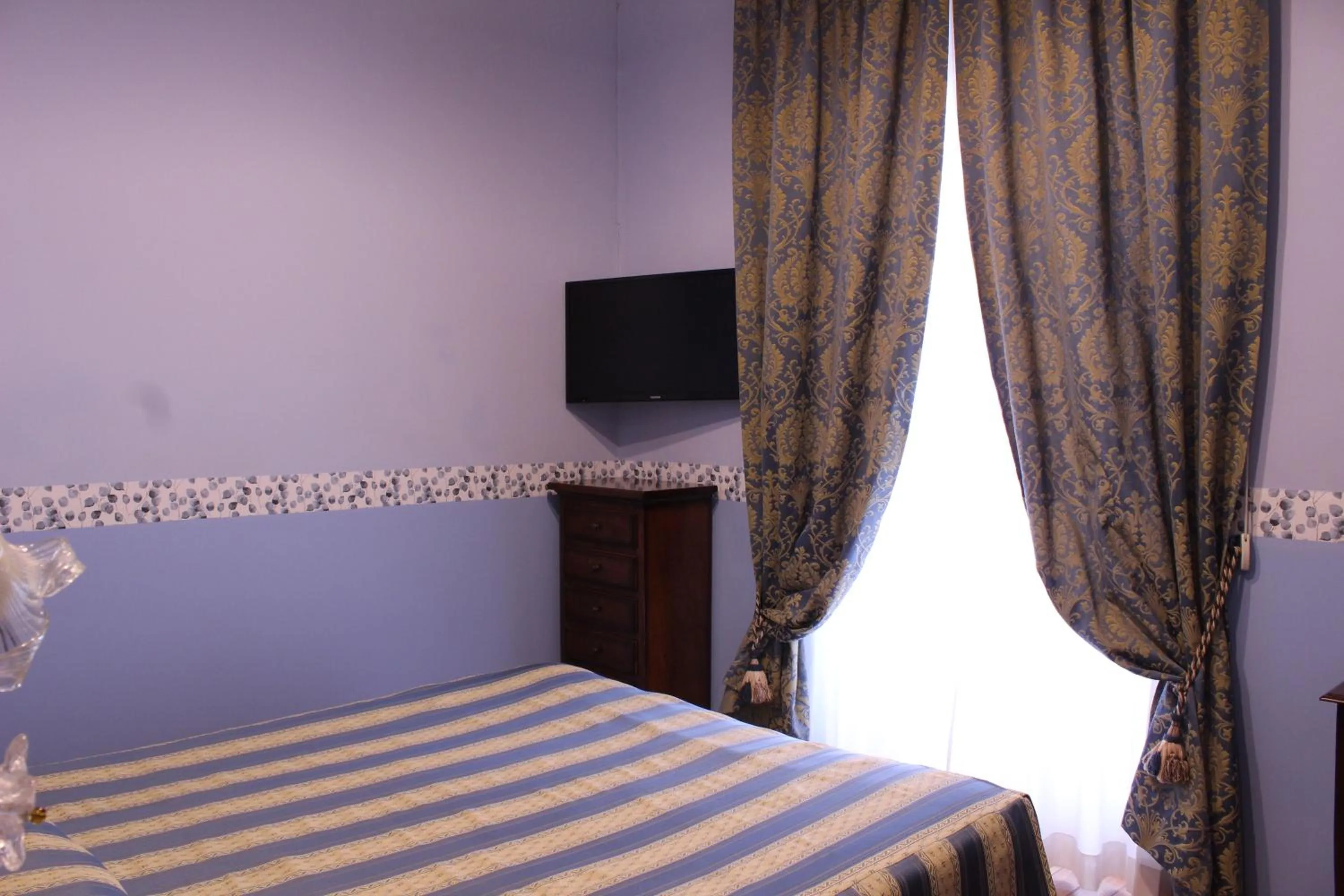 TV and multimedia, Bed in Hotel Belle Epoque