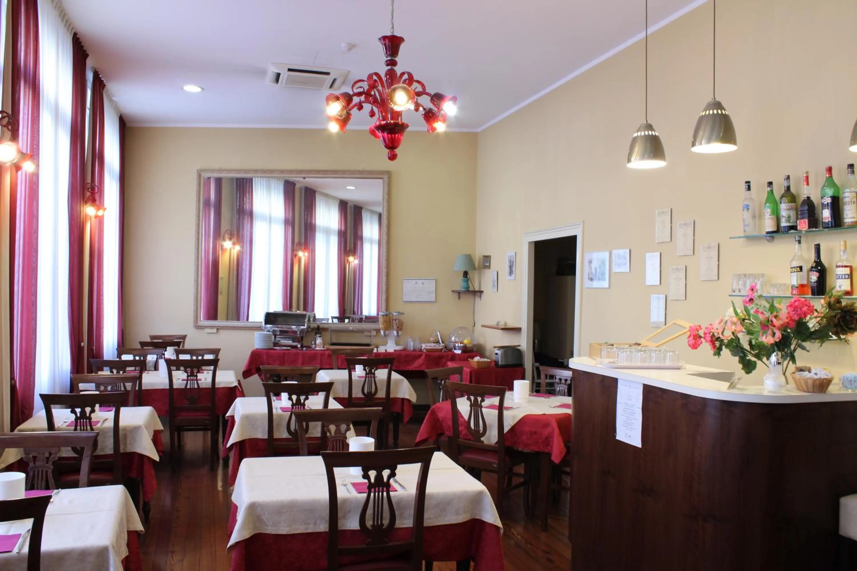 Communal lounge/ TV room in Hotel Belle Epoque