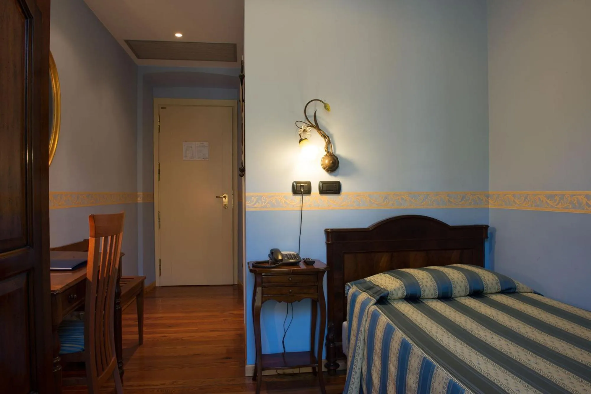 Photo of the whole room, Bed in Hotel Belle Epoque