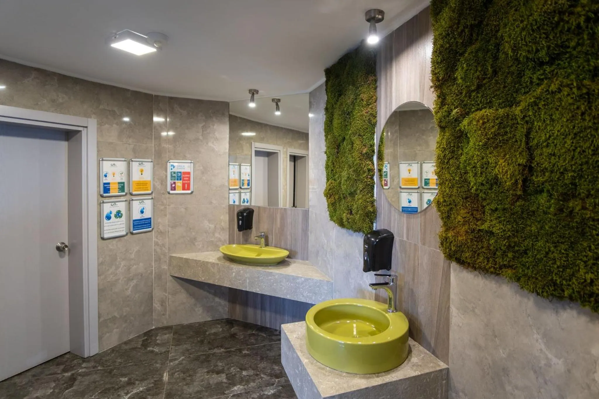 Toilet in Flora Hotel