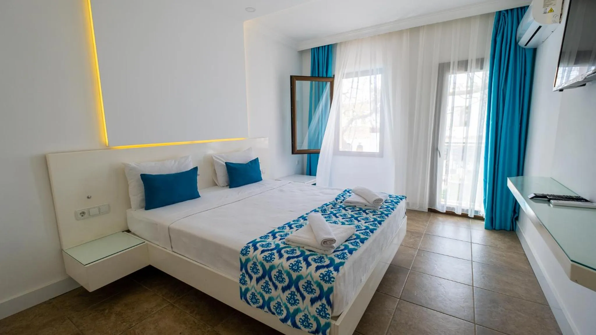 Photo of the whole room, Bed in Flora Hotel