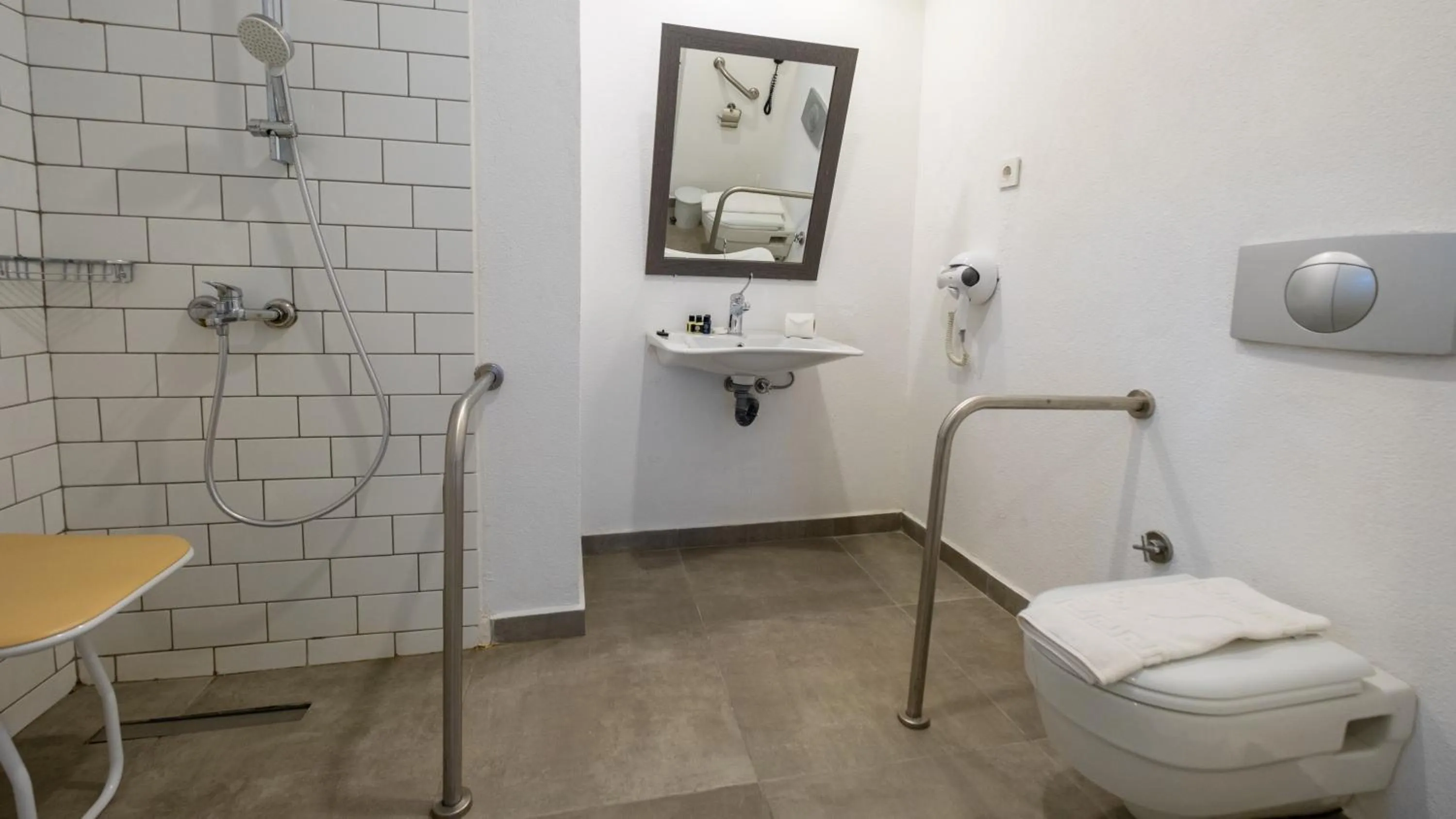 Bathroom in Flora Hotel