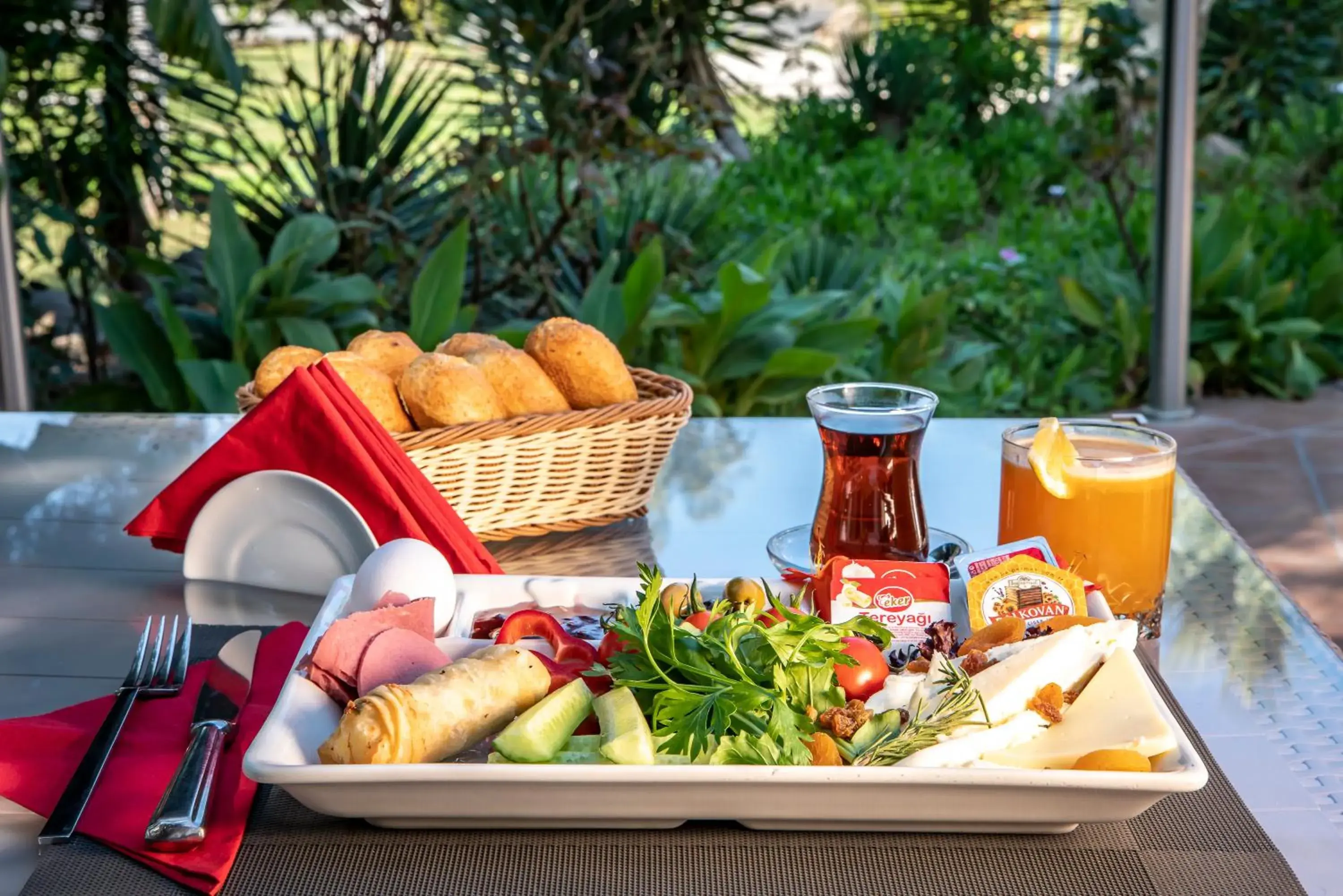 Restaurant/places to eat in Flora Hotel Restaurant/places to eat in Flora Hotel