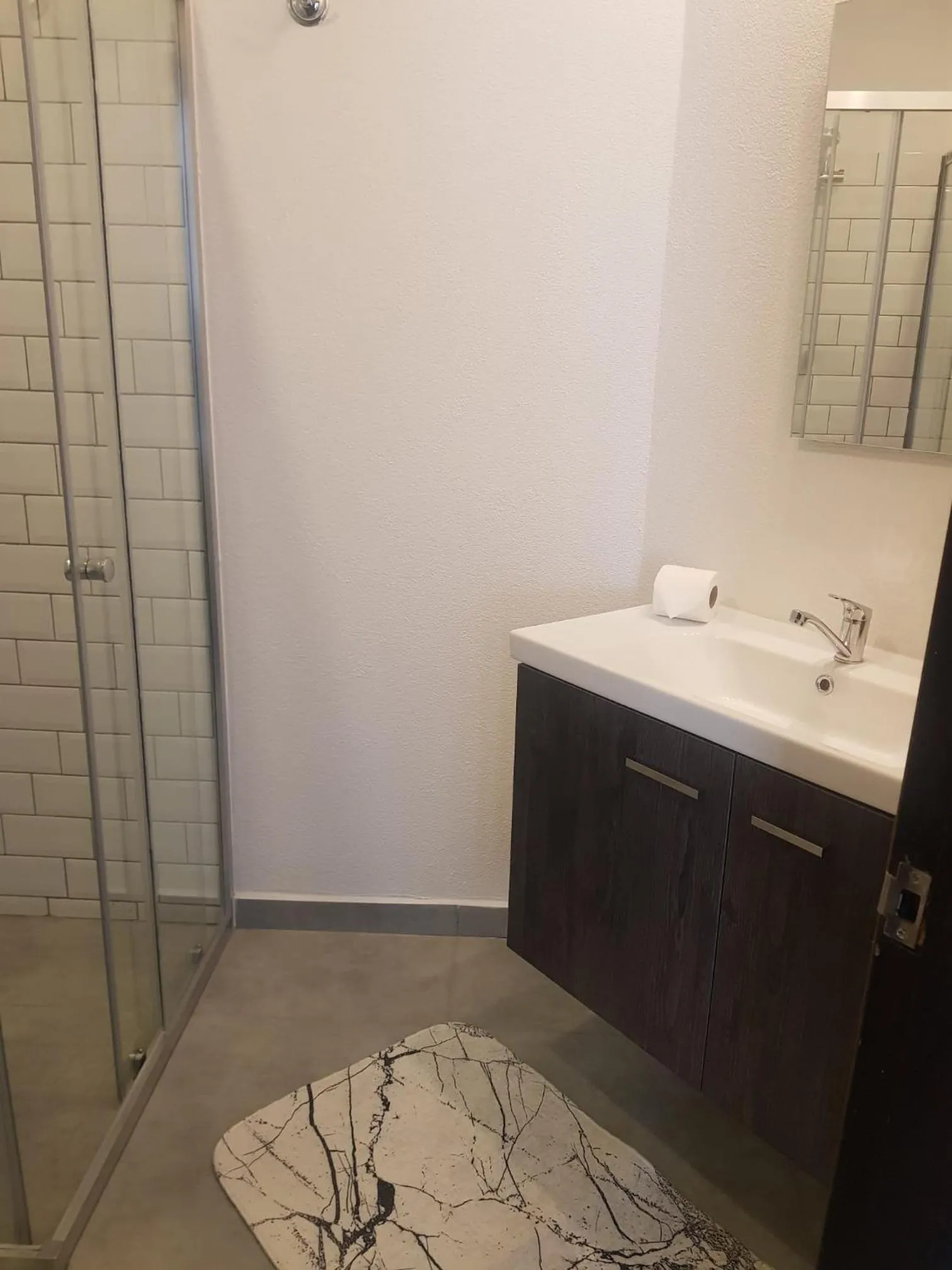 Shower in Flora Hotel