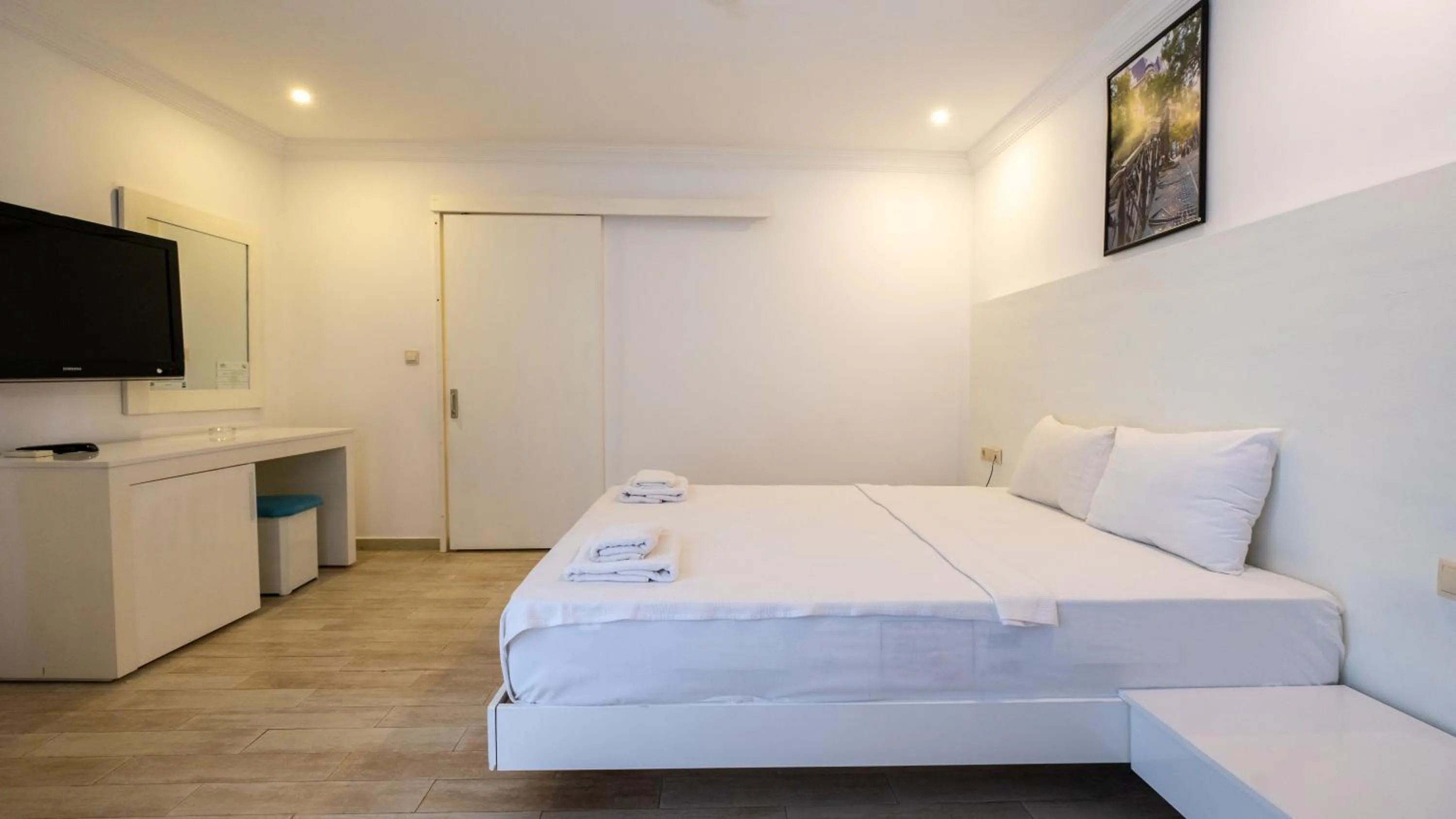 Facility for disabled guests, Bed in Flora Hotel