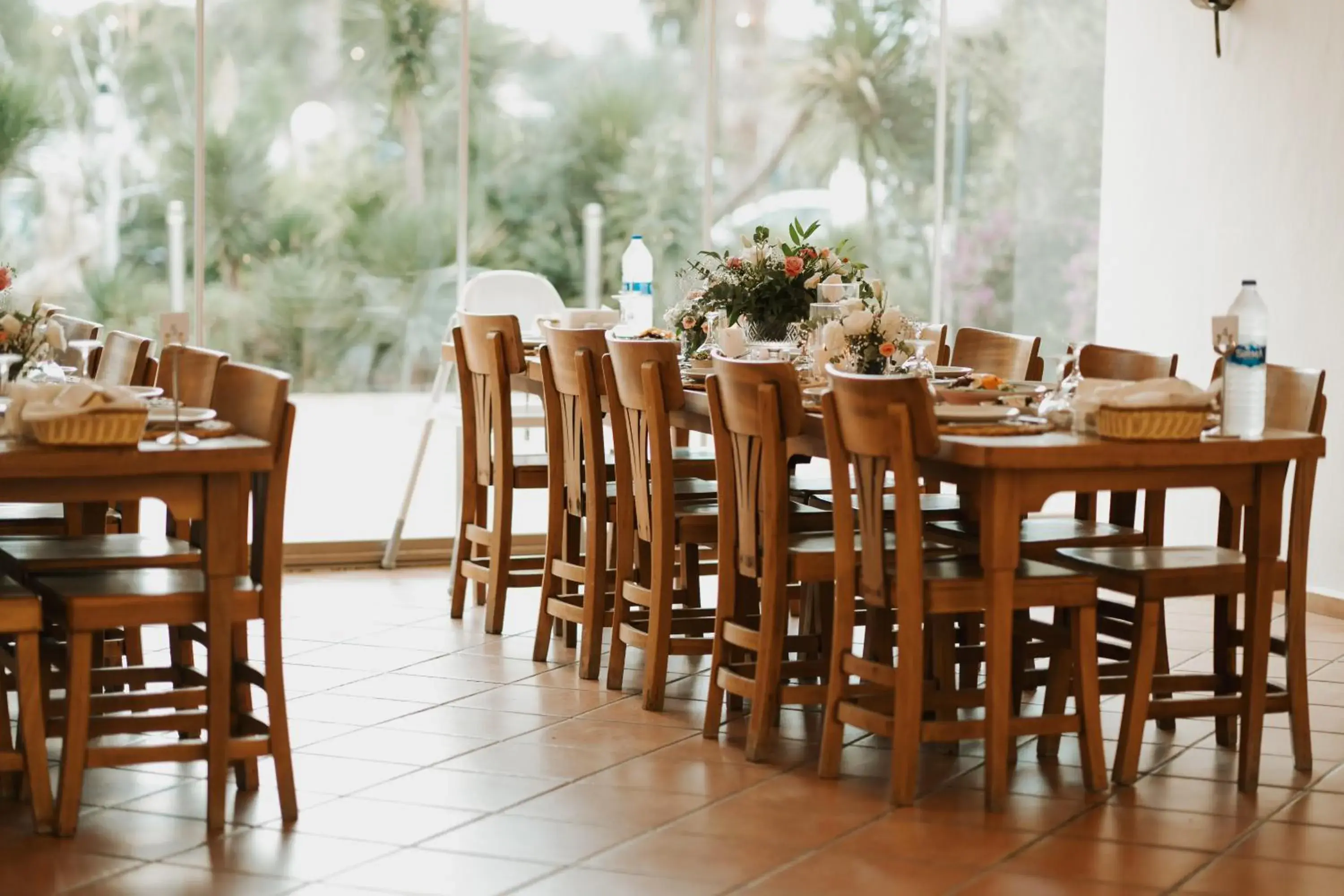 Restaurant/places to eat in Flora Hotel Restaurant/places to eat in Flora Hotel