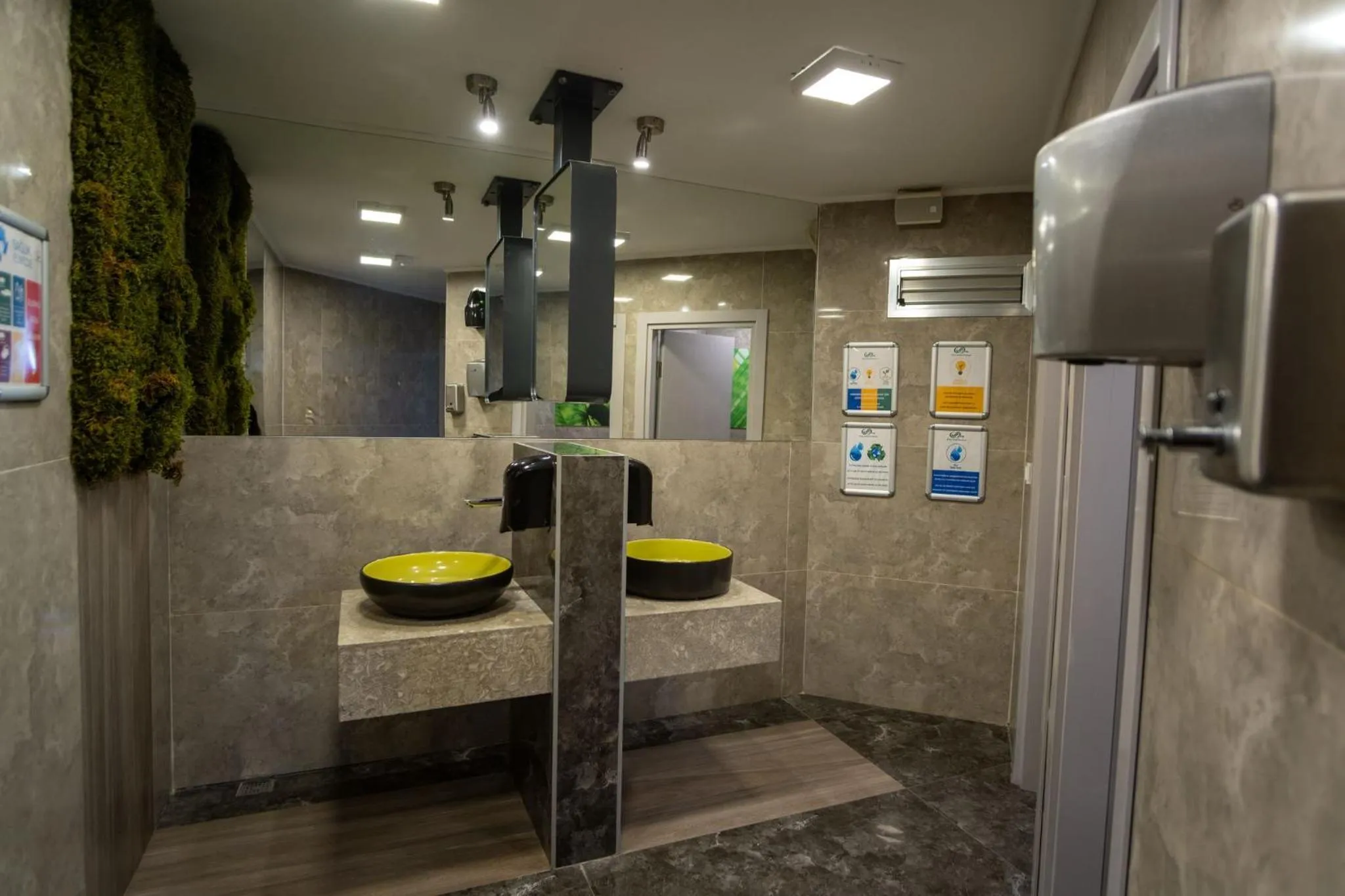 Toilet in Flora Hotel