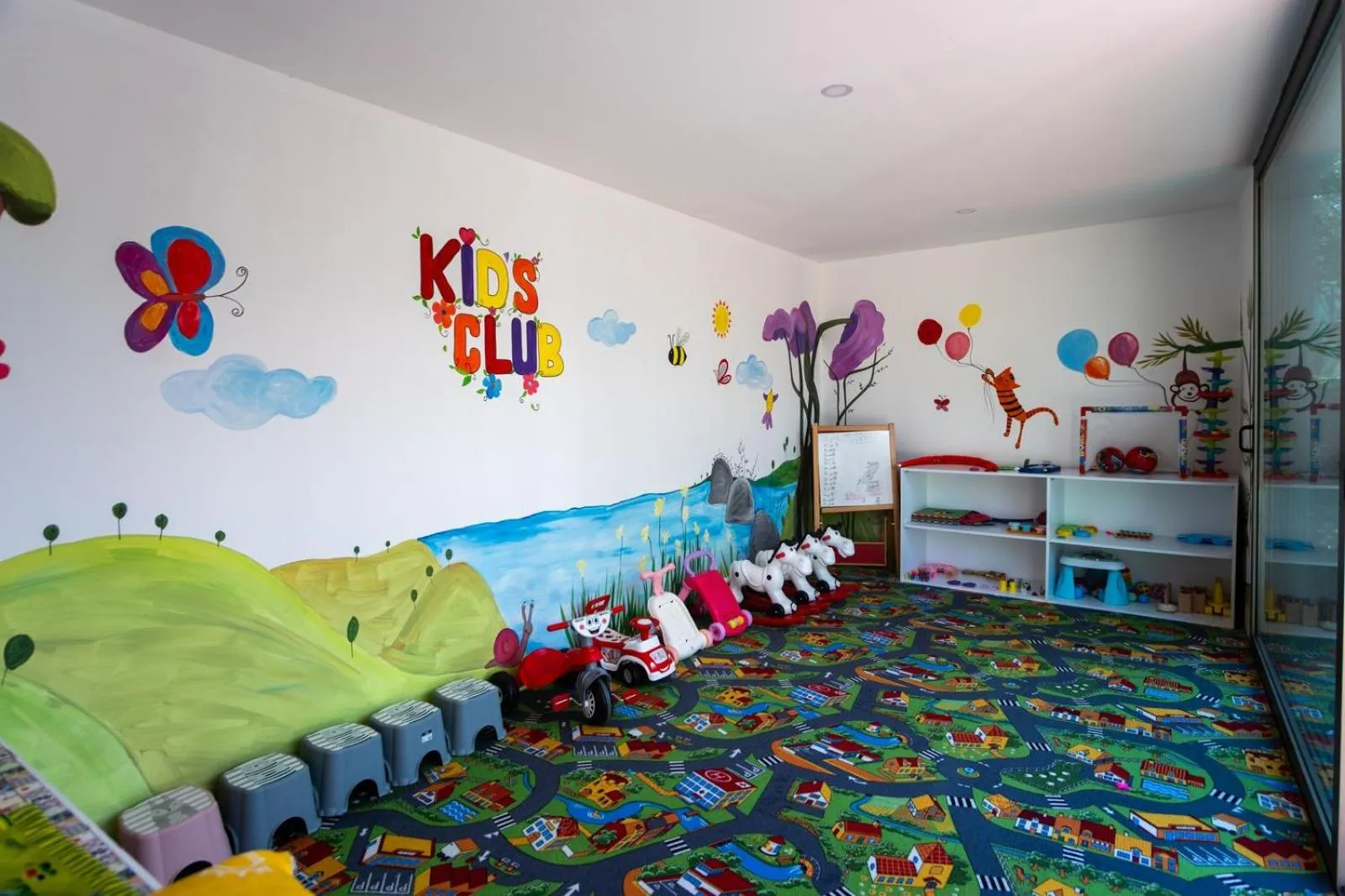 Children play ground, Bed in Flora Hotel