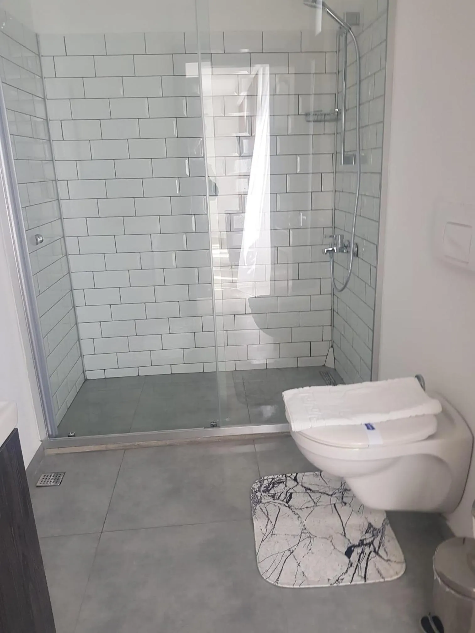 Shower in Flora Hotel