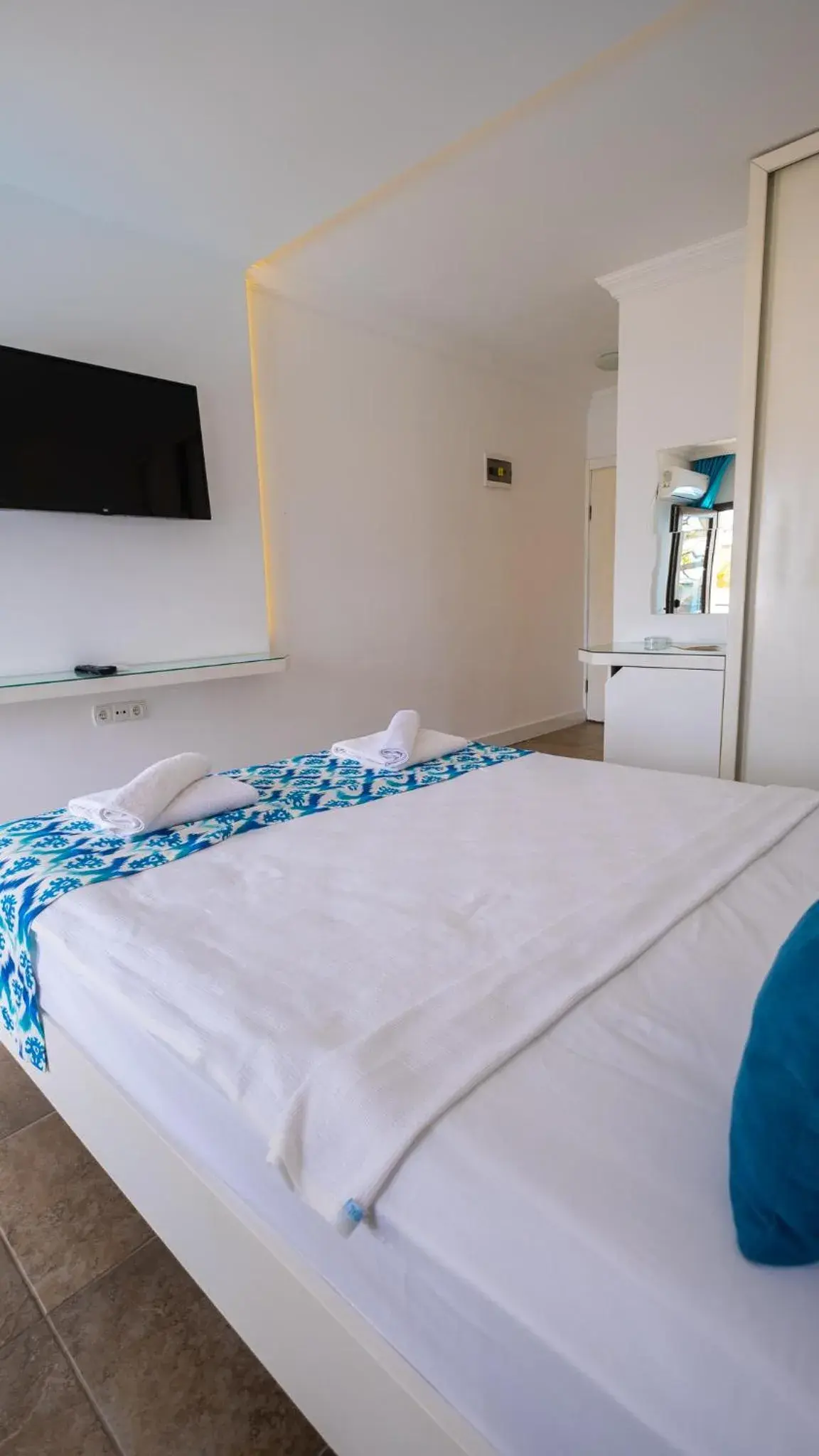 TV and multimedia, Bed in Flora Hotel TV and multimedia, Bed in Flora Hotel