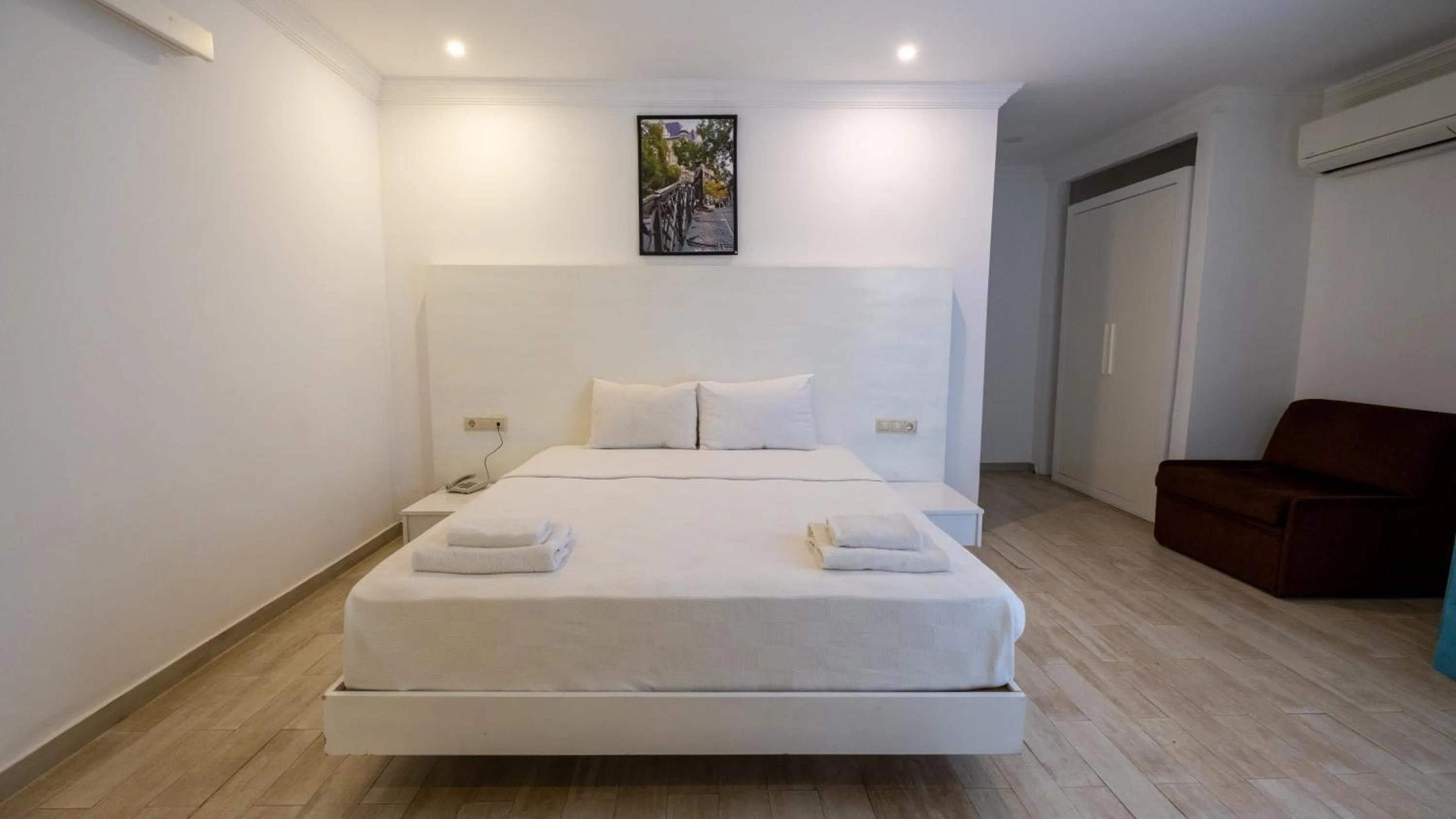 Facility for disabled guests, Bed in Flora Hotel