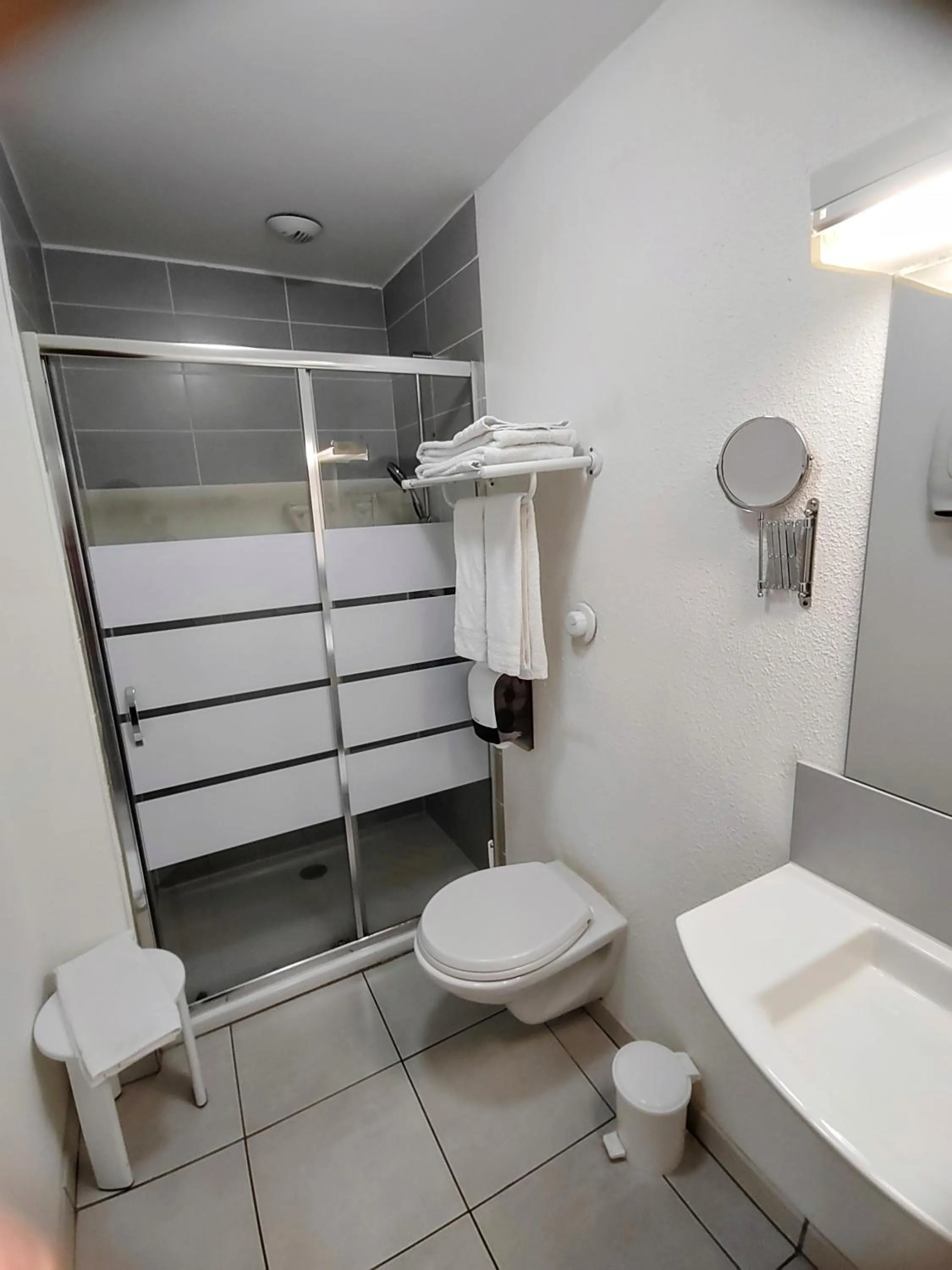 Bathroom in Hôtel Le 15 Périgueux