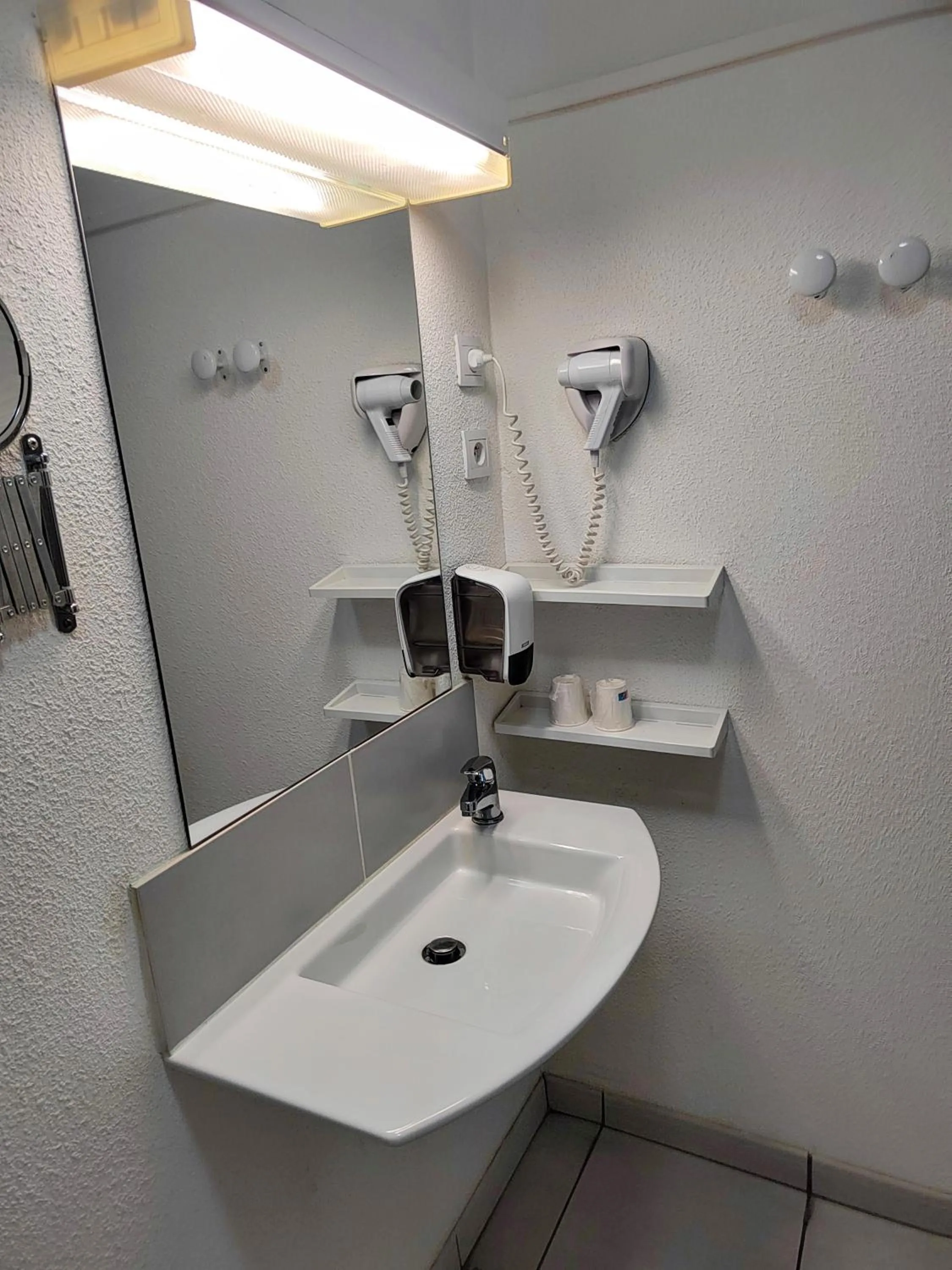 Bathroom in Hôtel Le 15 Périgueux