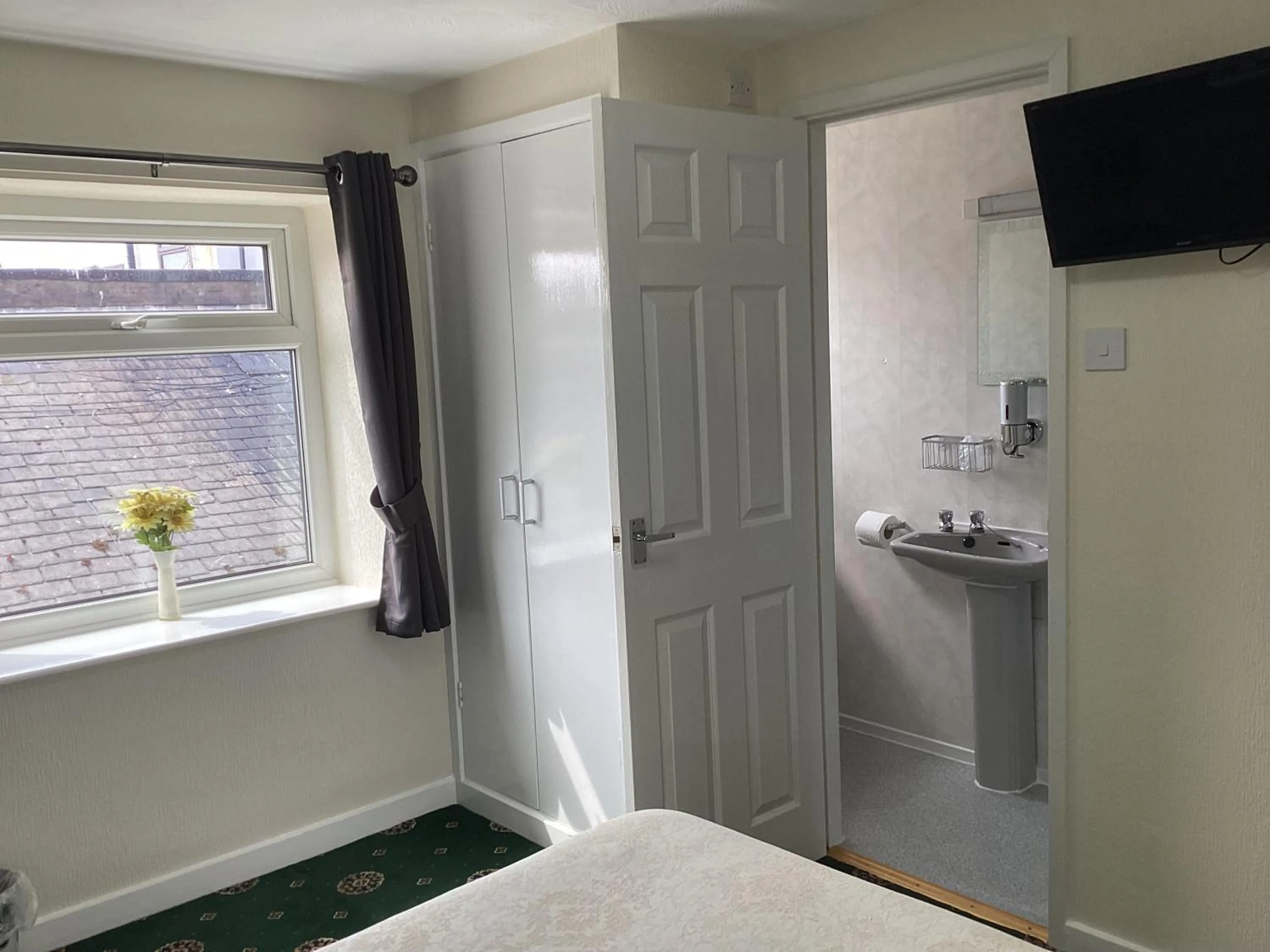 Bathroom, Bed in Myrtle house