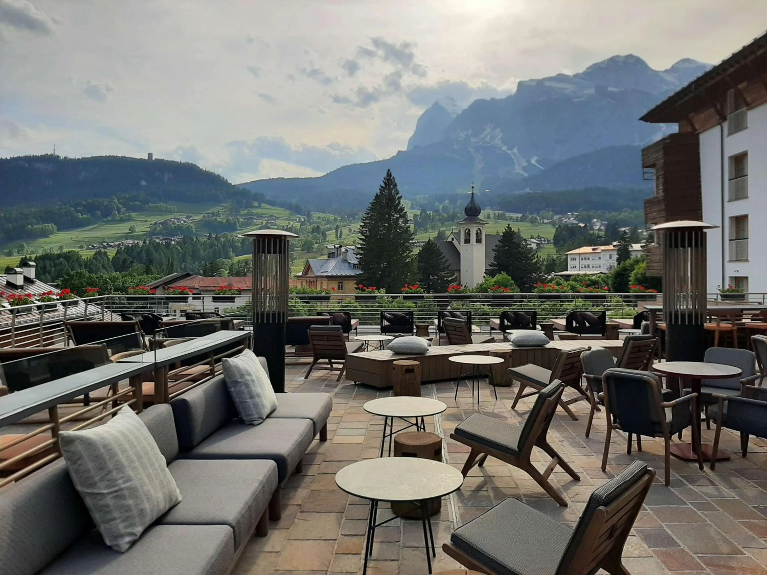 Lounge or bar in Grand Hotel Savoia Cortina d'Ampezzo, A Radisson Collection Hotel