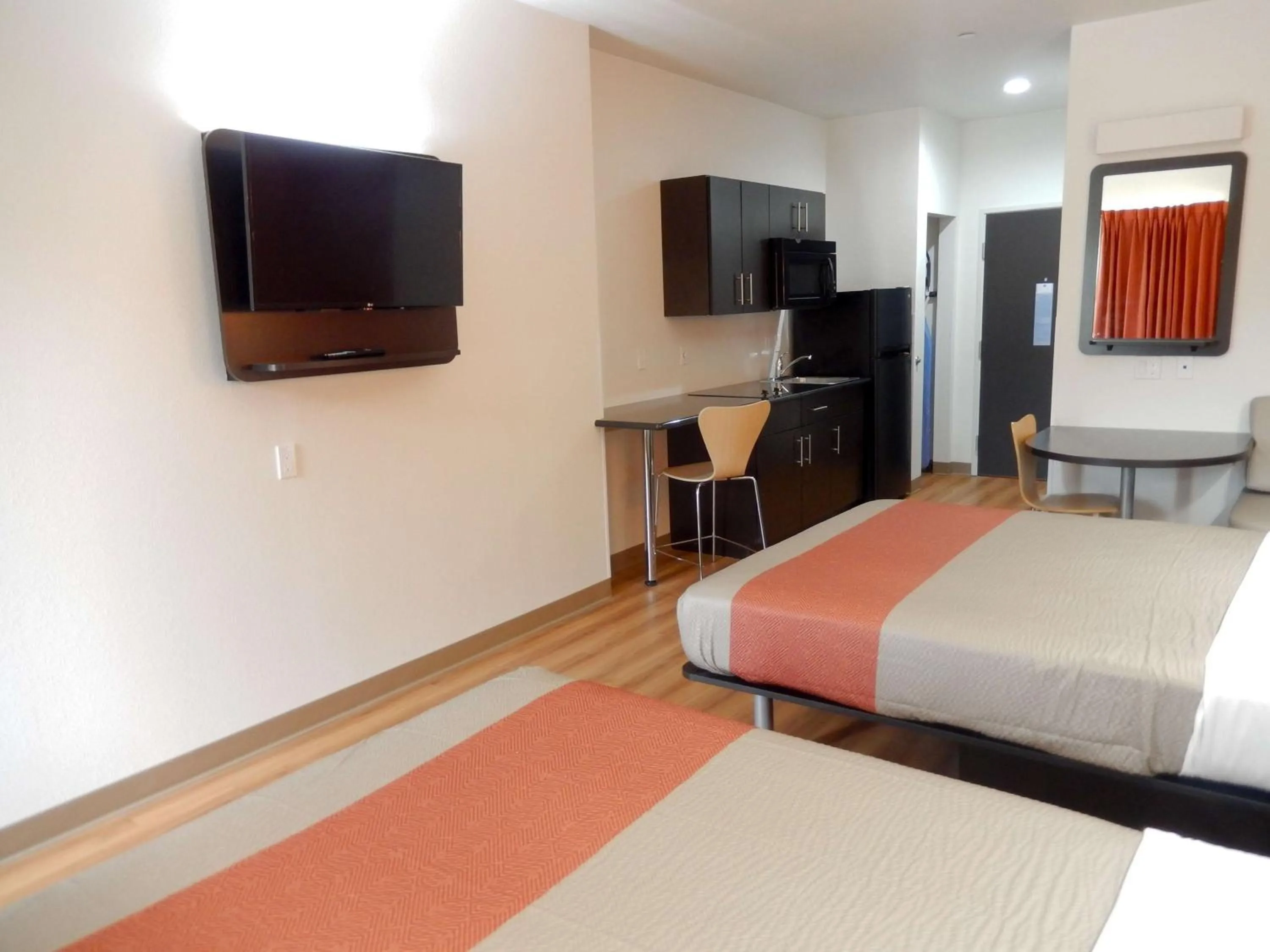 TV and multimedia, Bed in Motel 6-Tulsa, OK