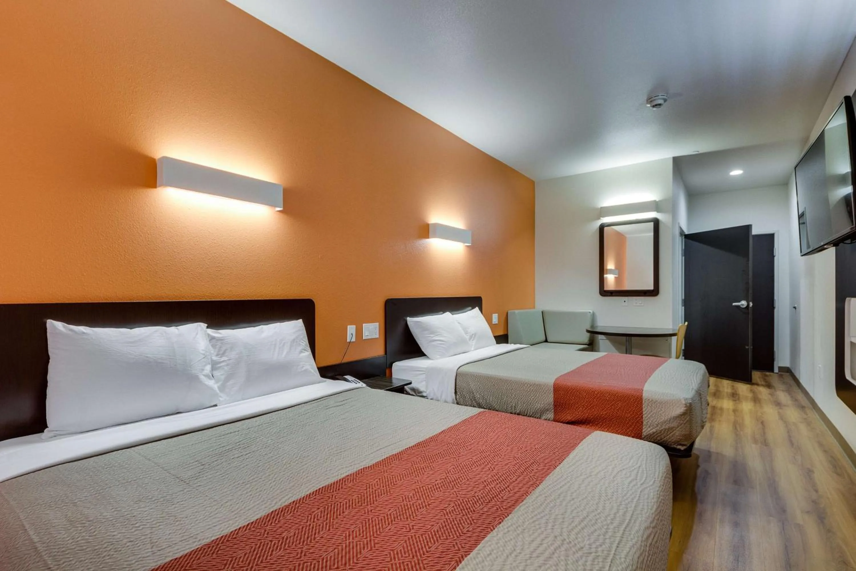 TV and multimedia, Bed in Motel 6-Tulsa, OK