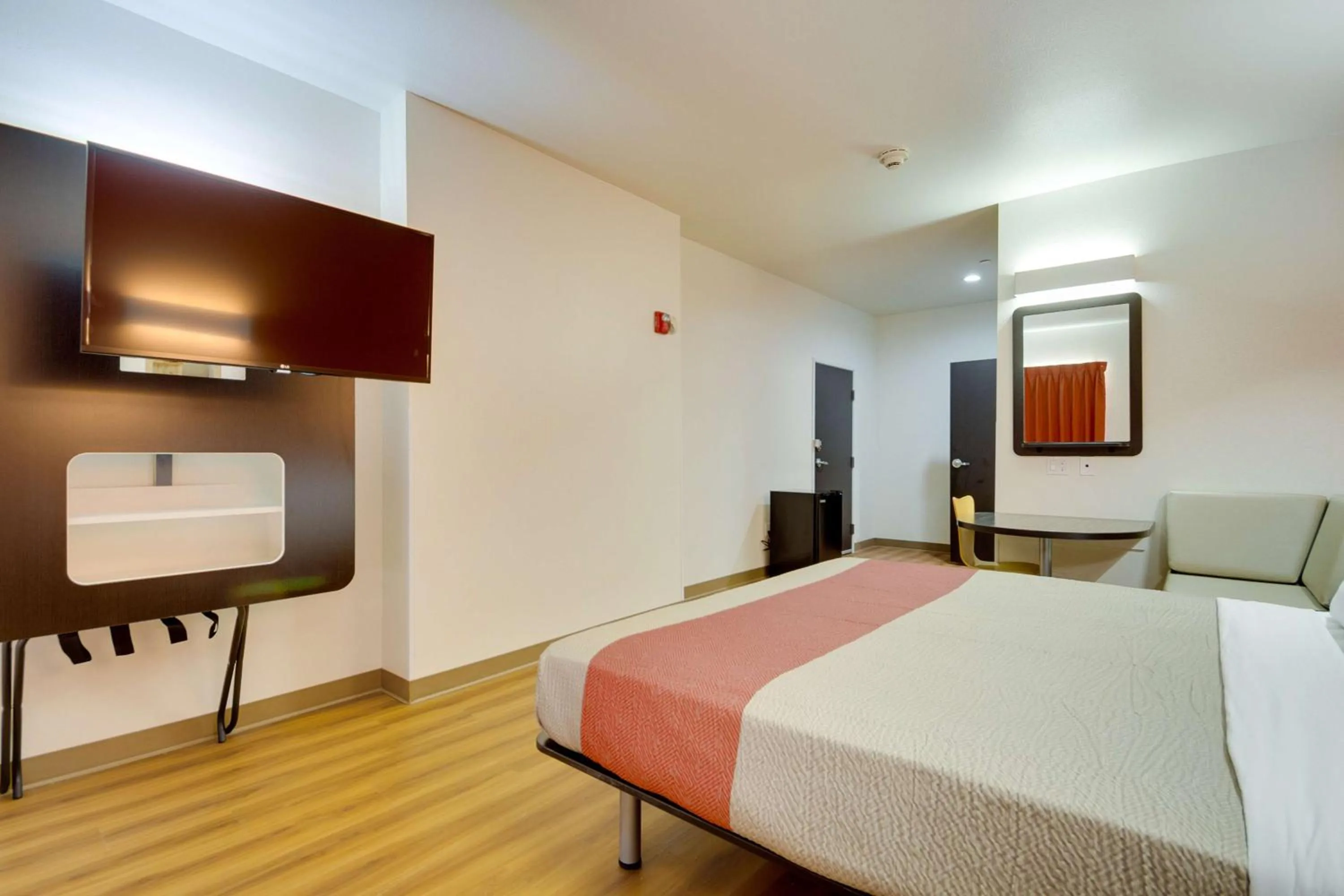 TV and multimedia, Bed in Motel 6-Tulsa, OK