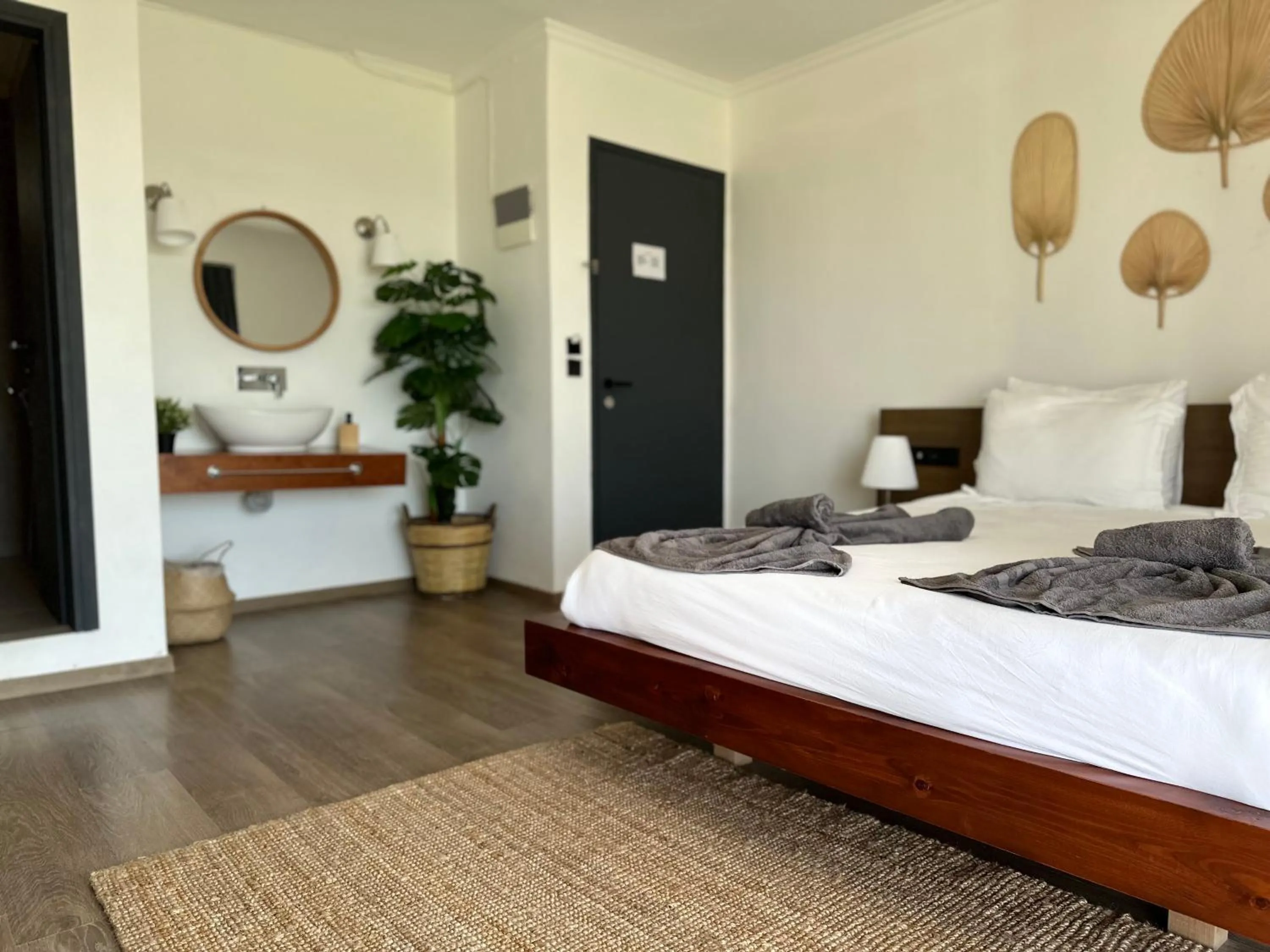 Photo of the whole room, Bed in Li Mango