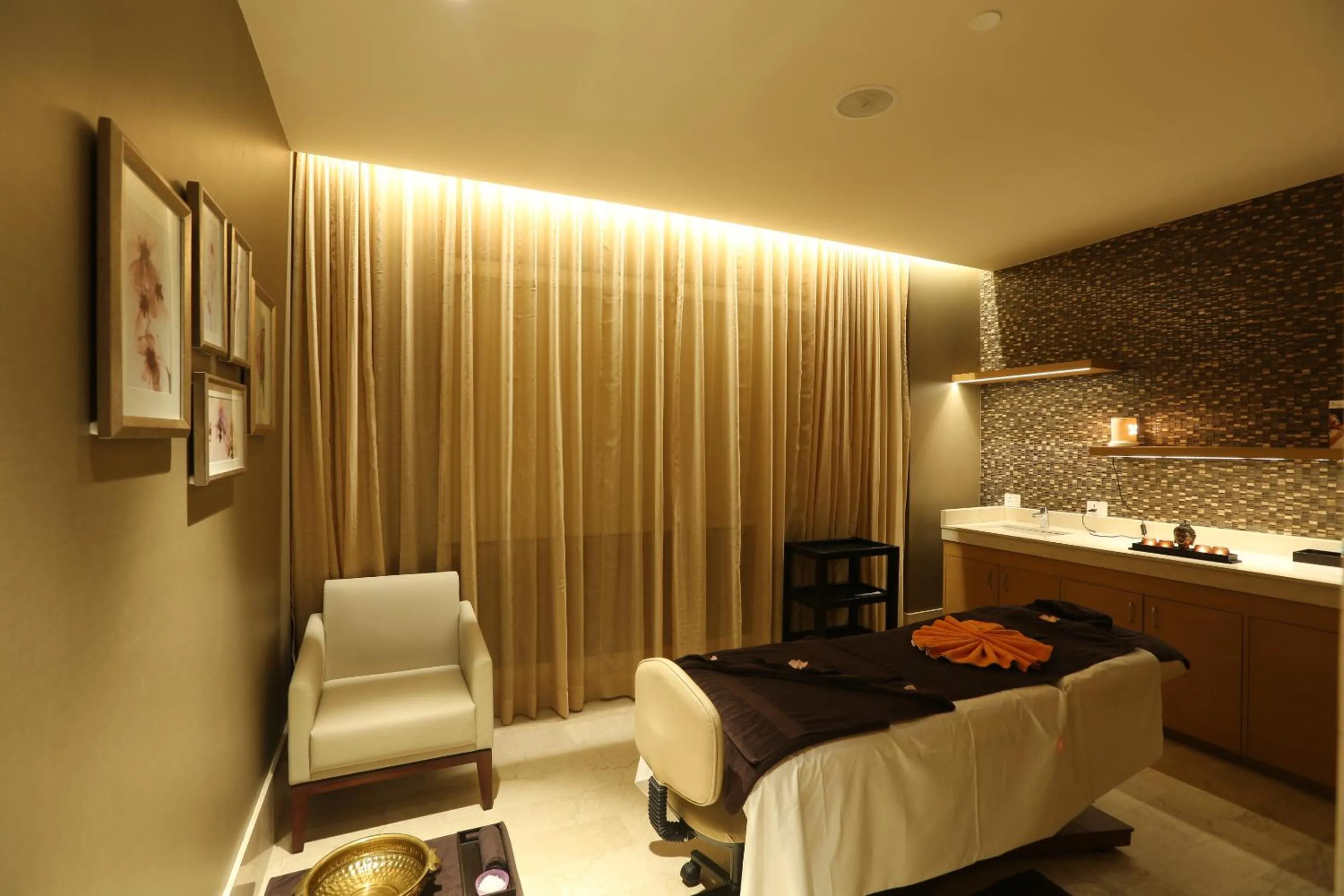 Massage in Feathers- A Radha Hotel, Chennai