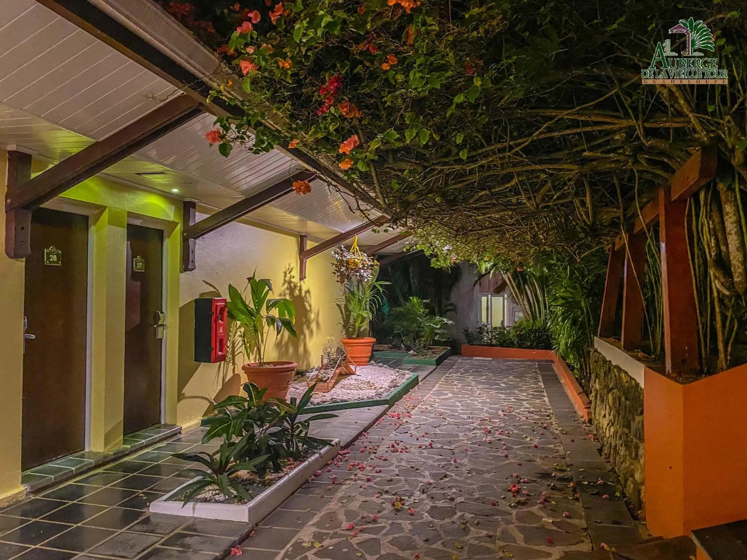 Inner courtyard view in Hotel Auberge de la Vieille Tour