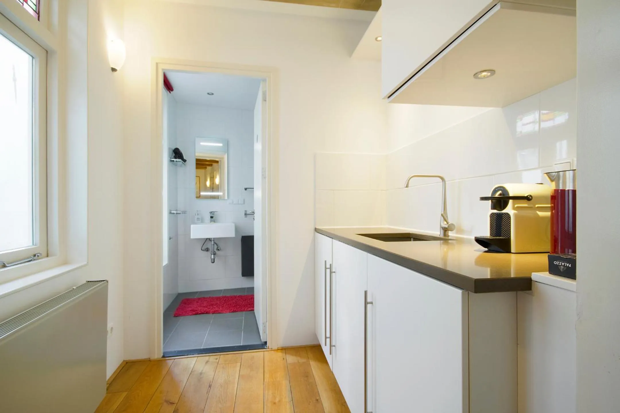 Kitchen or kitchenette in Mercedes Bed&Breakfast Amsterdam