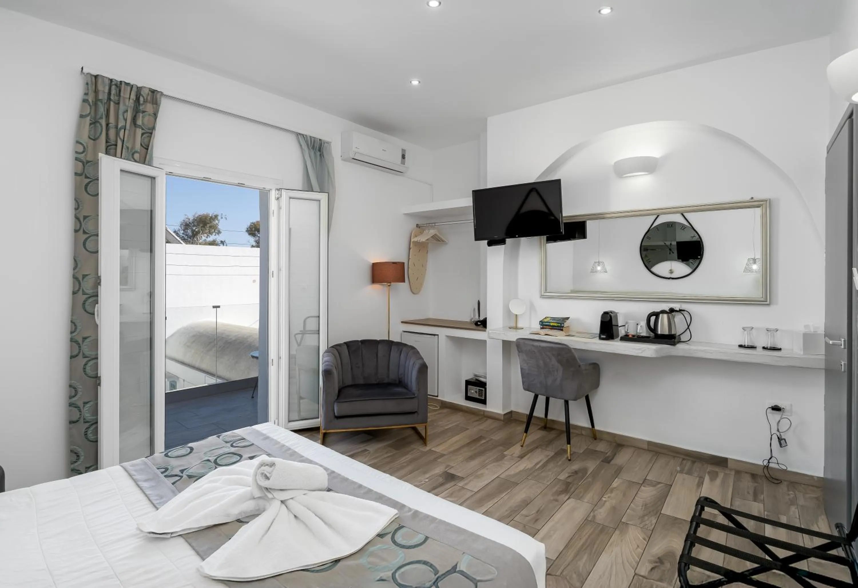 Bedroom, Bed in Oasis Hotel