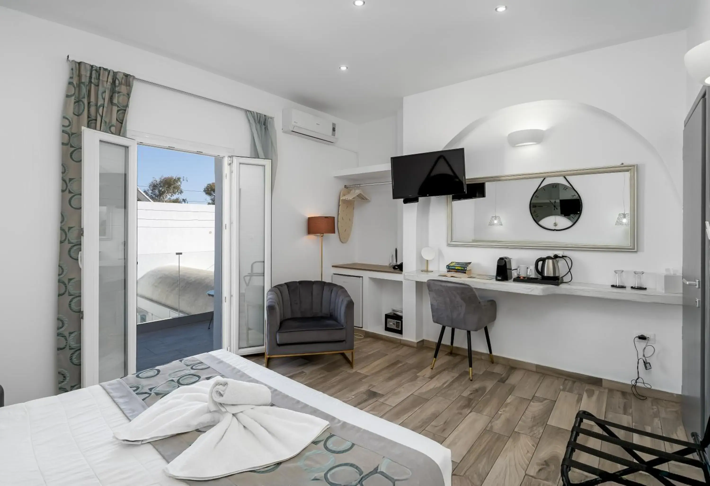 Bedroom, Bed in Oasis Hotel Bedroom, Bed in Oasis Hotel