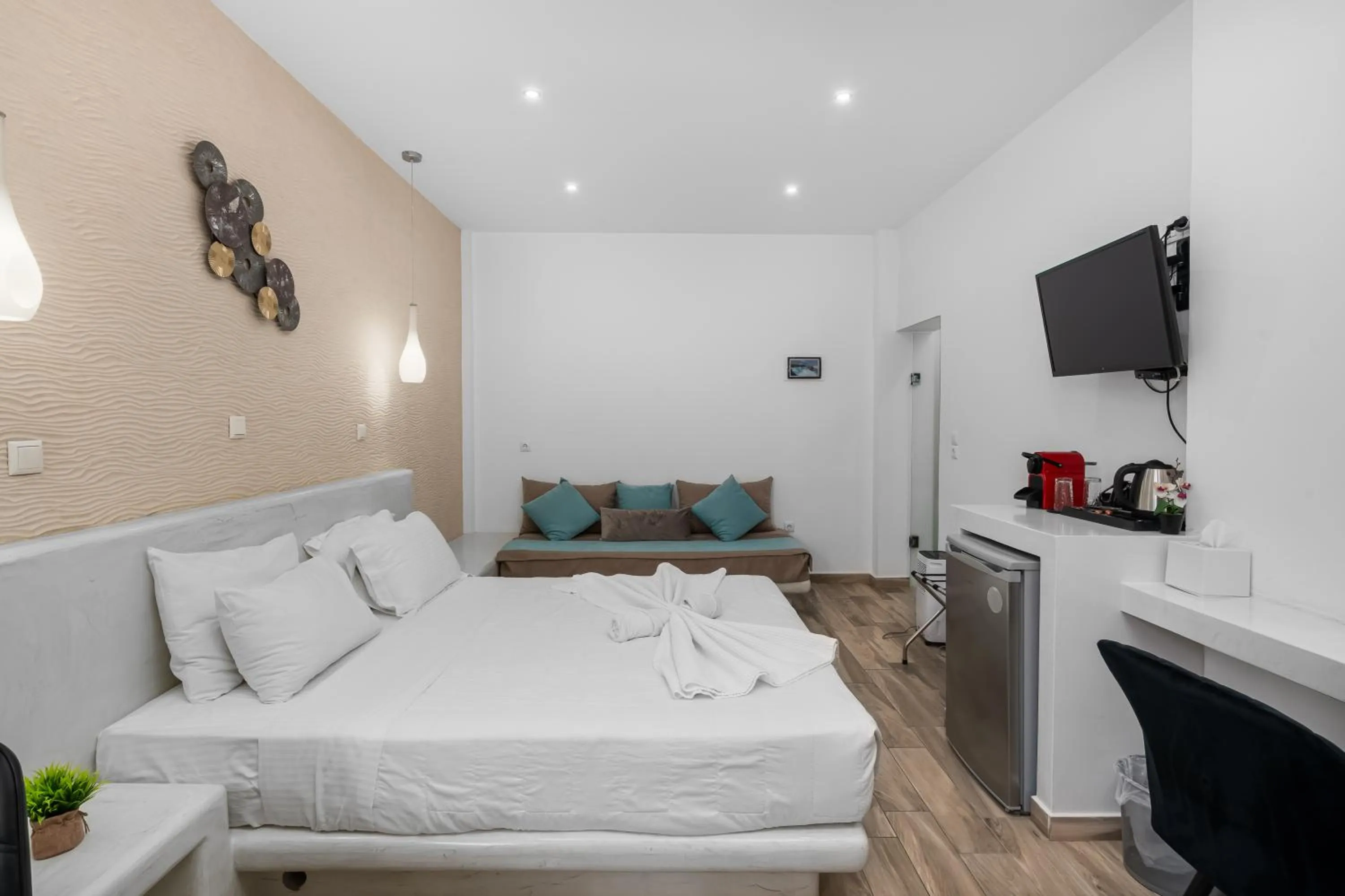 Bedroom, Bed in Oasis Hotel