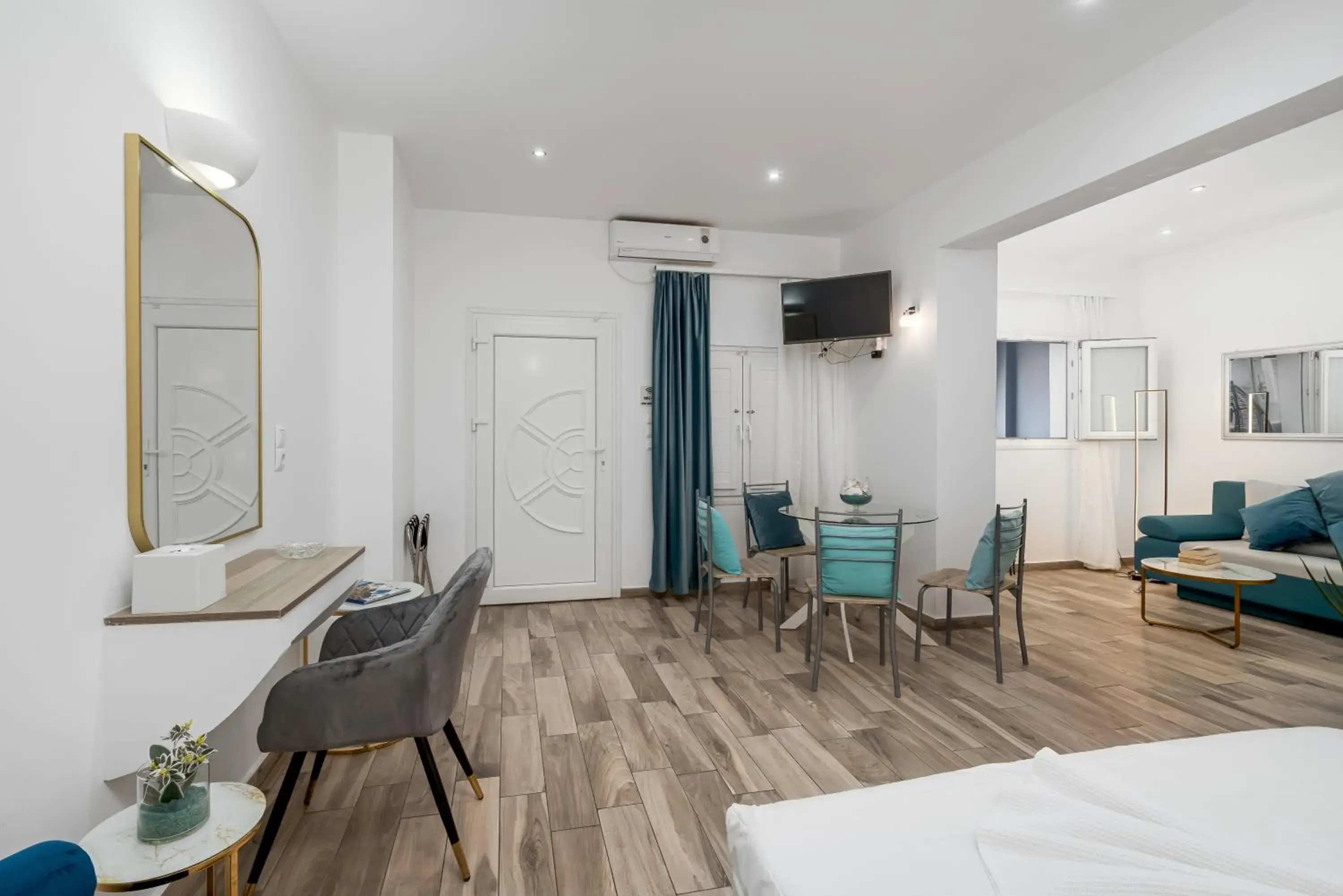 Bedroom, Bed in Oasis Hotel Bedroom, Bed in Oasis Hotel