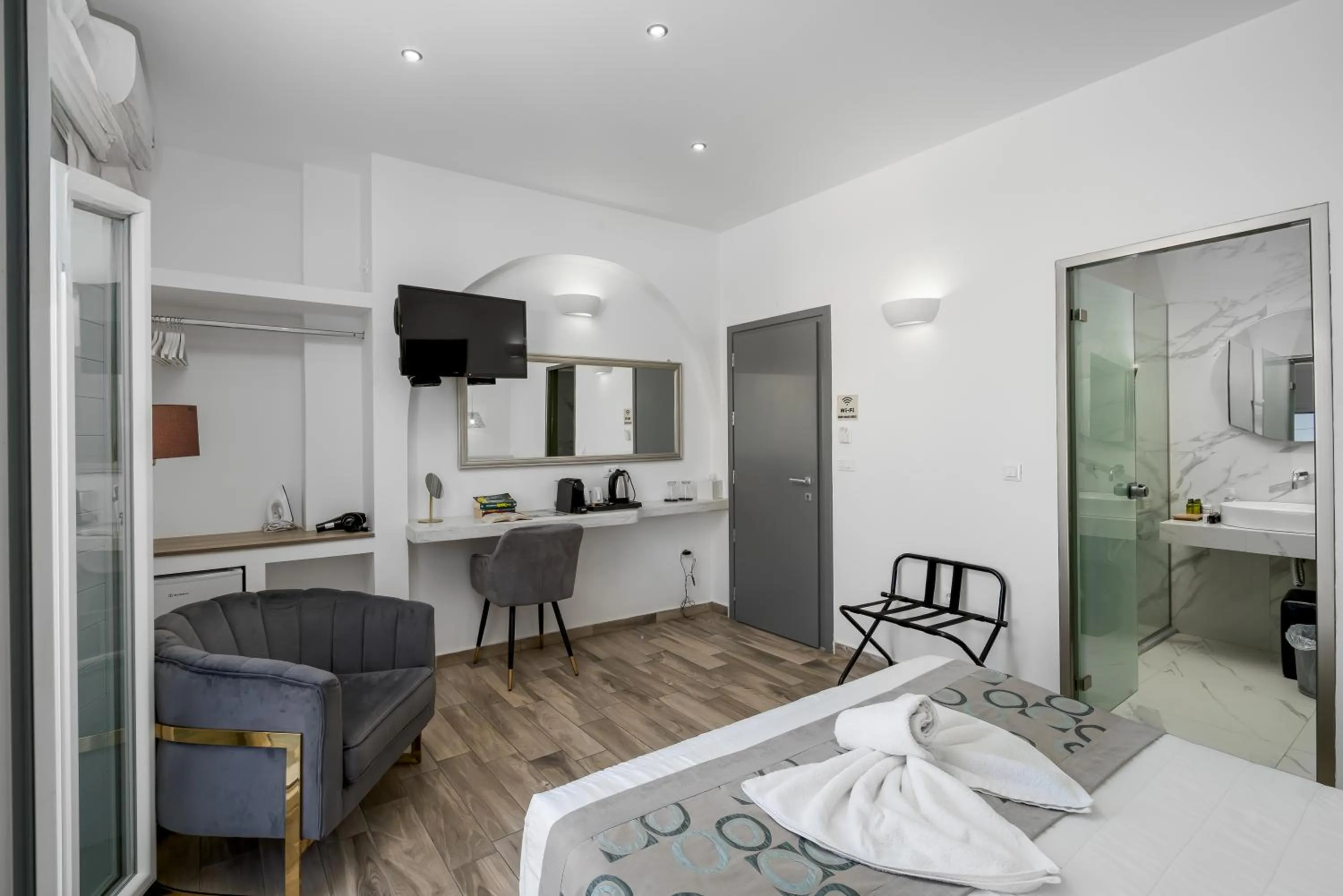 Bedroom, Bed in Oasis Hotel