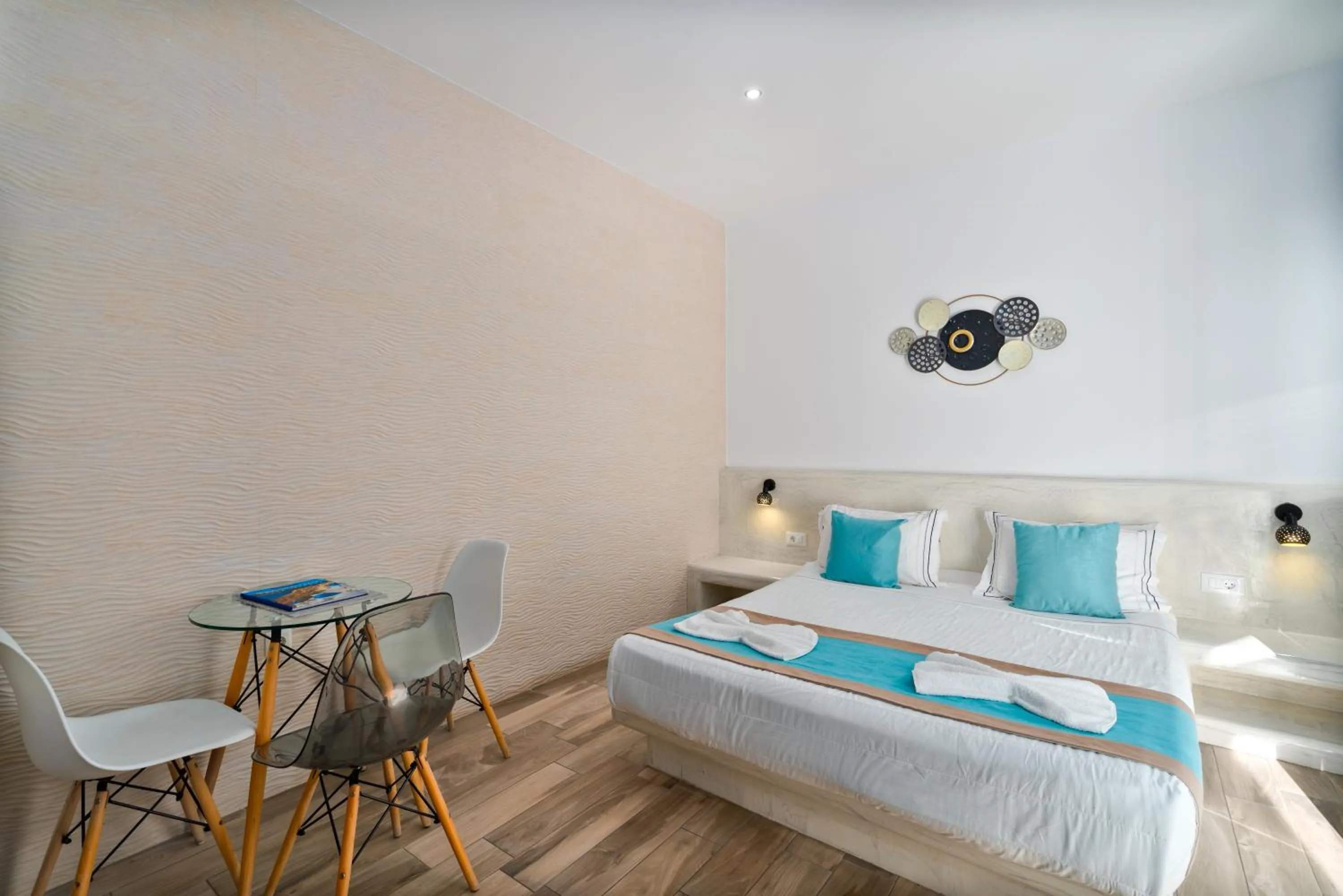 Bedroom, Bed in Oasis Hotel