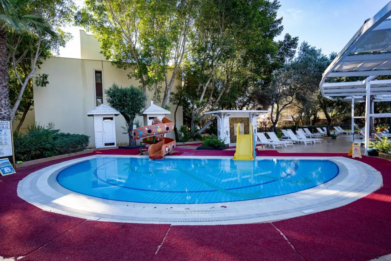 Swimming pool in Latanya Park Resort