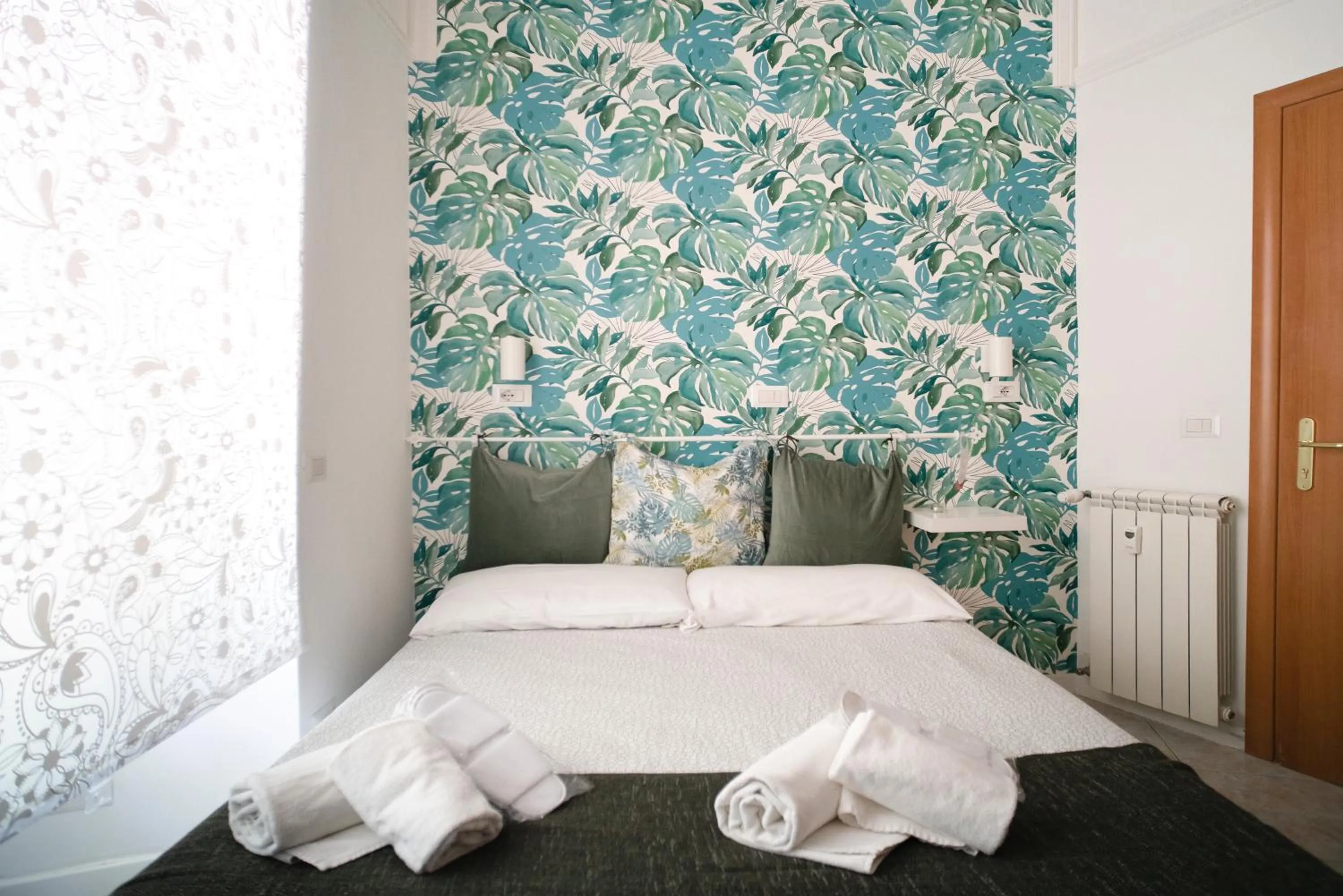 Photo of the whole room, Bed in Merulana Star