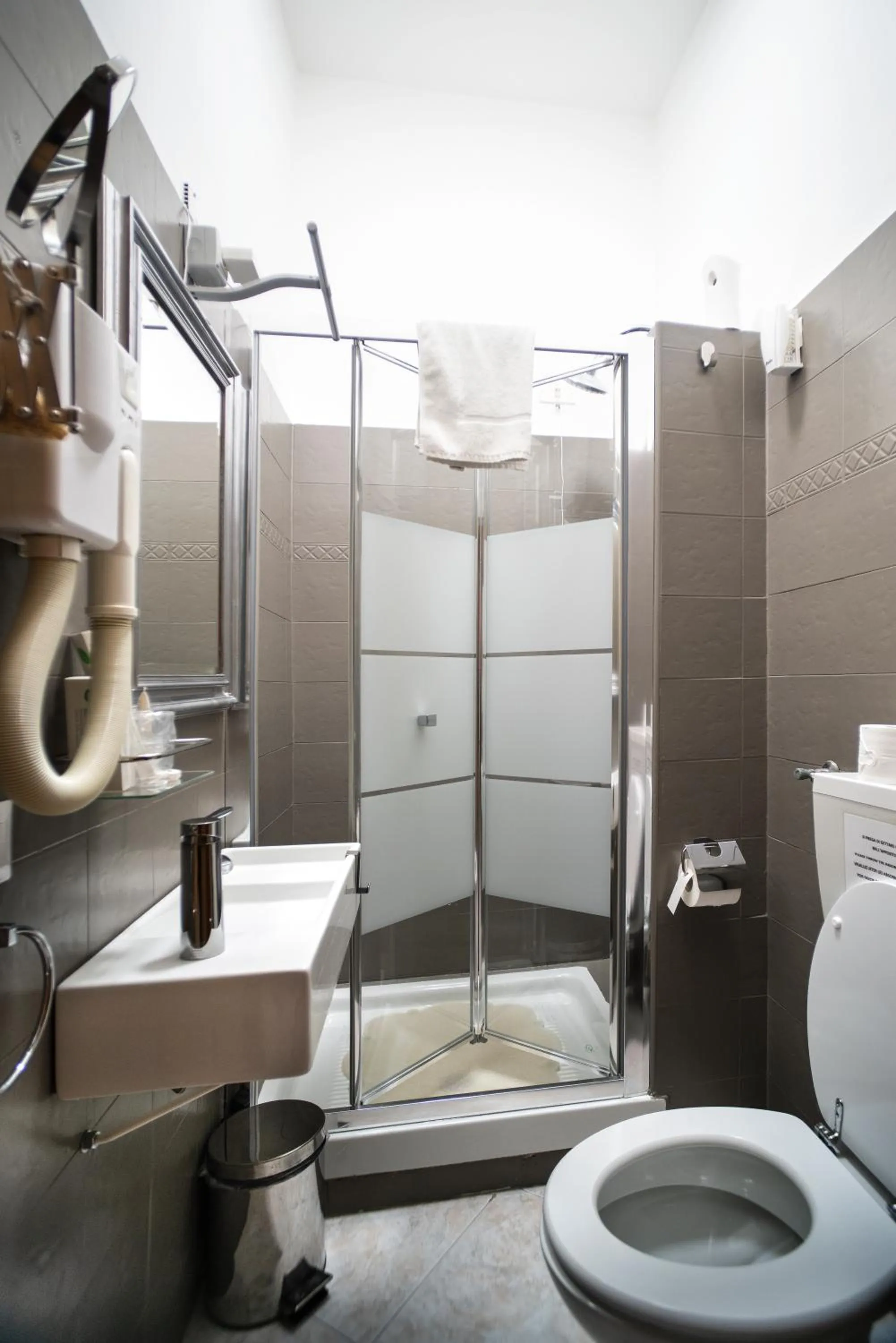 Shower in Merulana Star