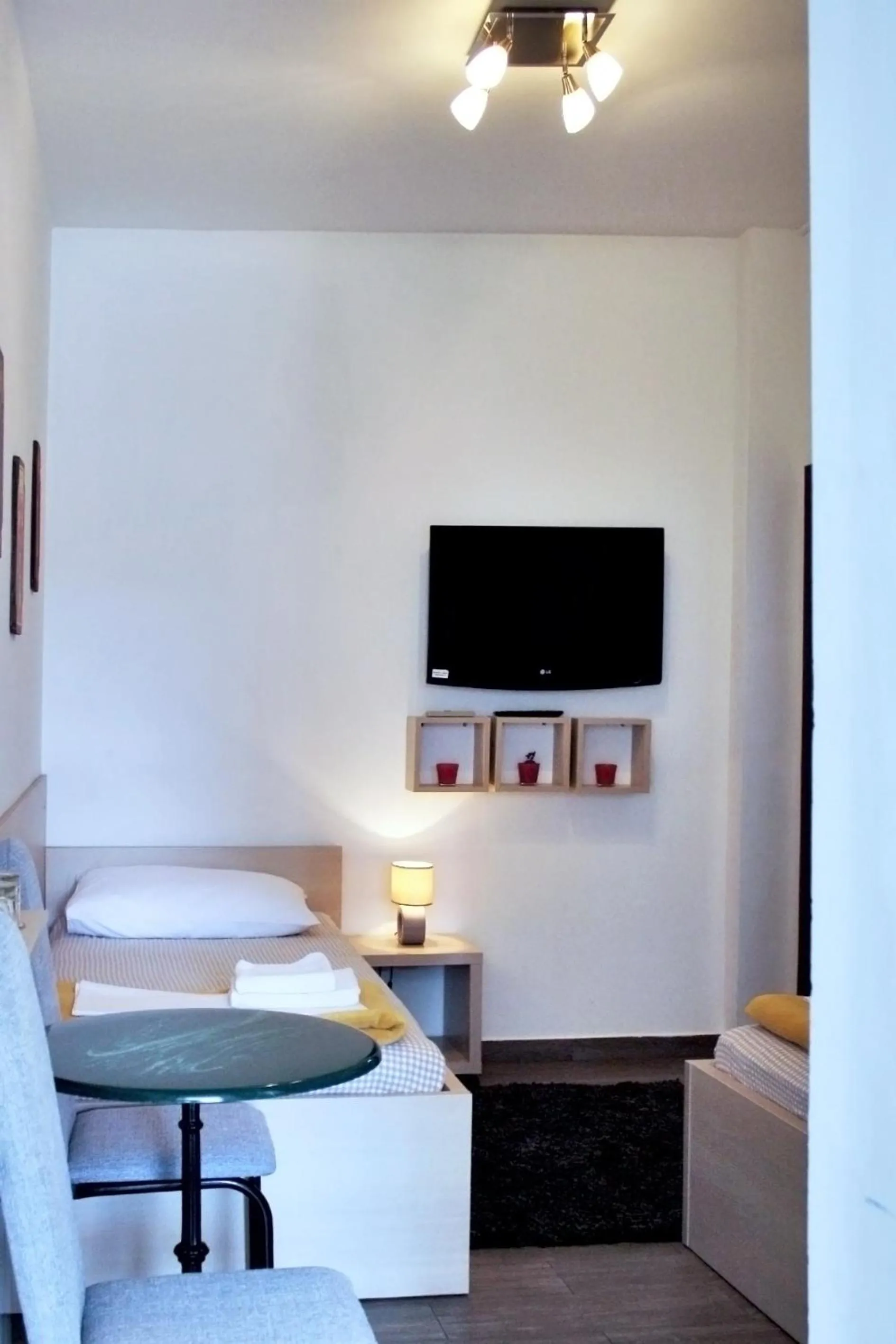 Toilet, Bed in Rooms Fitea