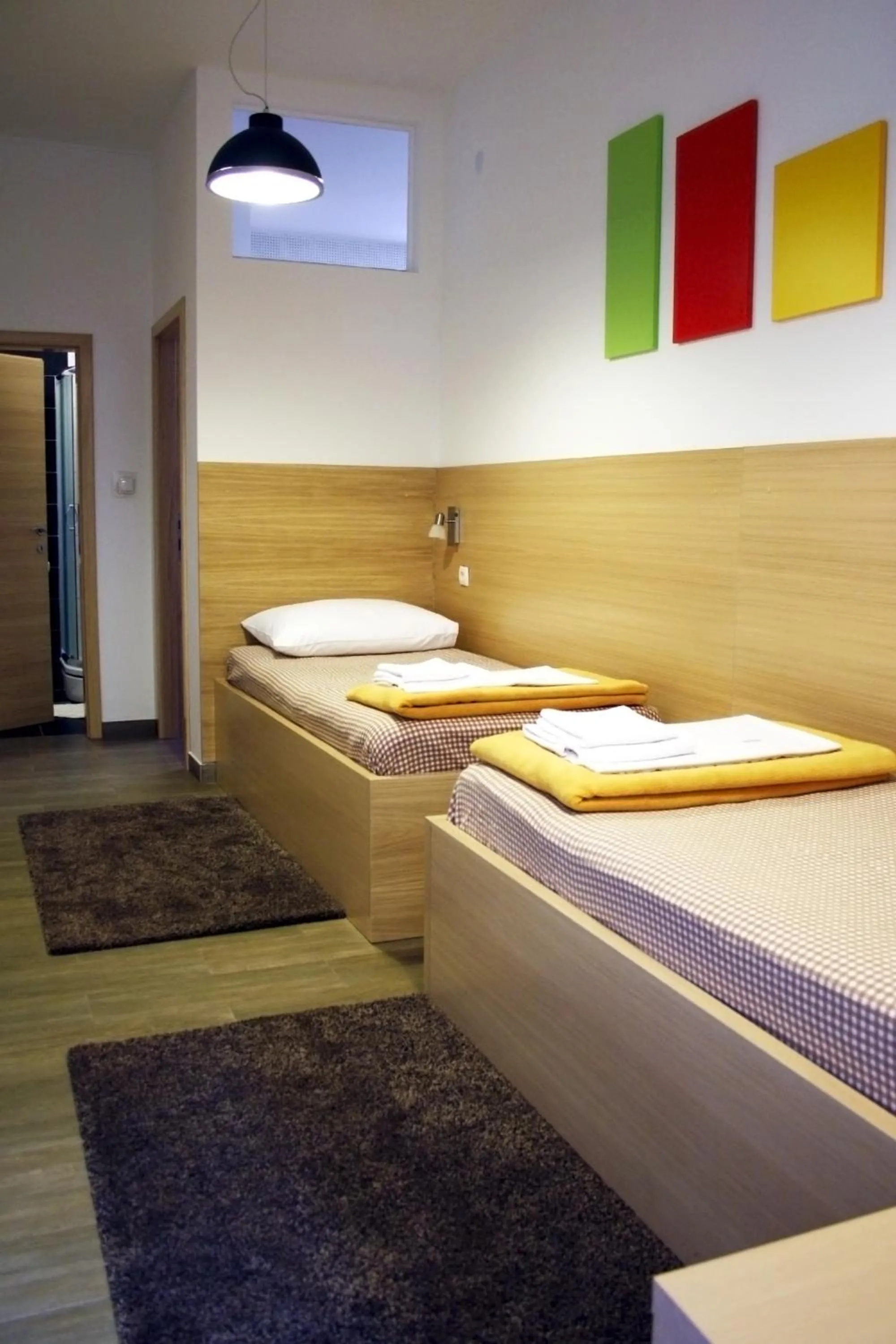 Shower, Bed in Rooms Fitea