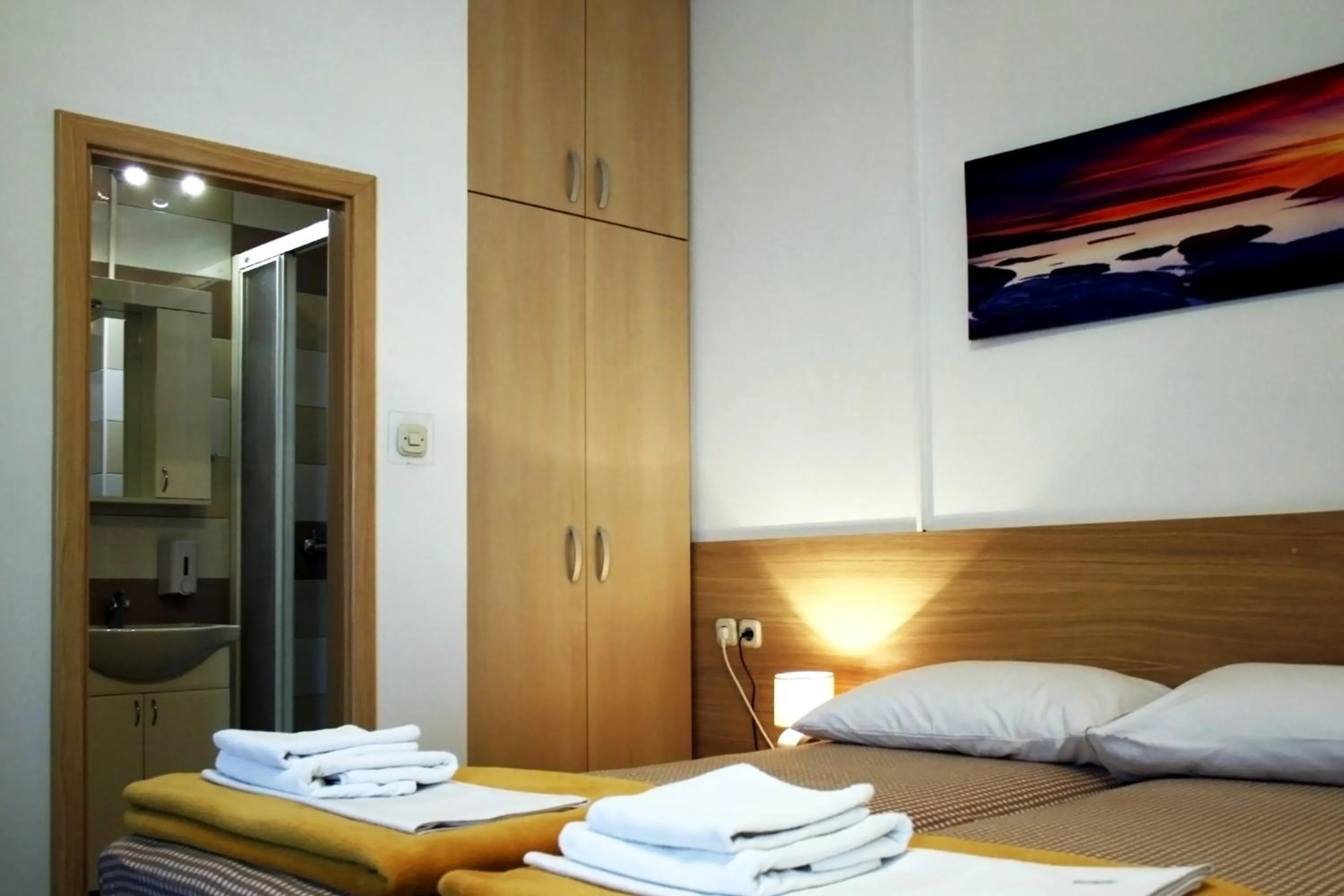 Shower, Bed in Rooms Fitea