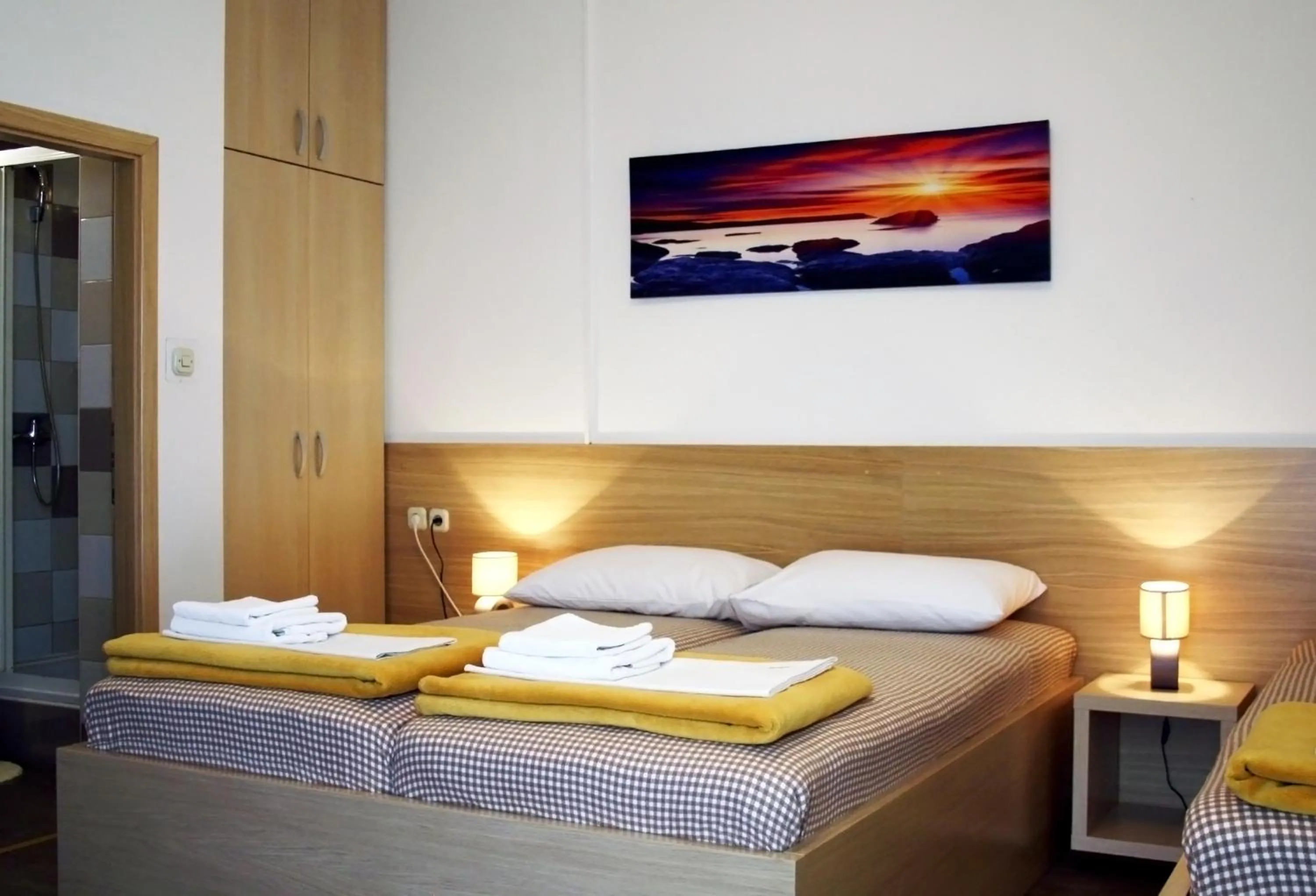Shower, Bed in Rooms Fitea