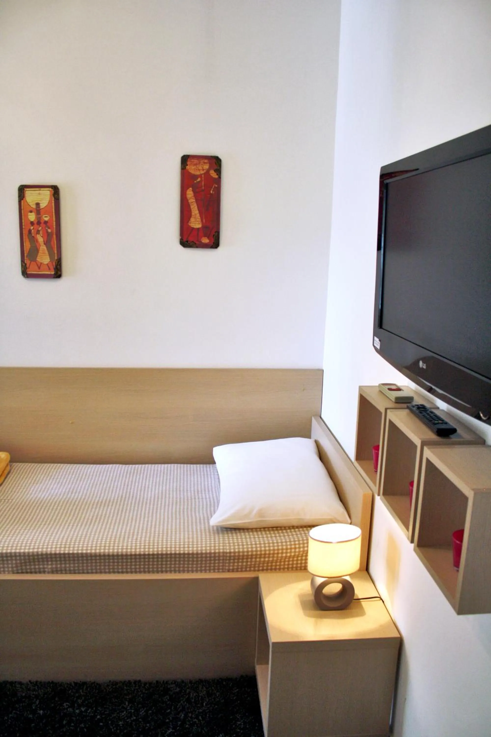 Shower, Bed in Rooms Fitea