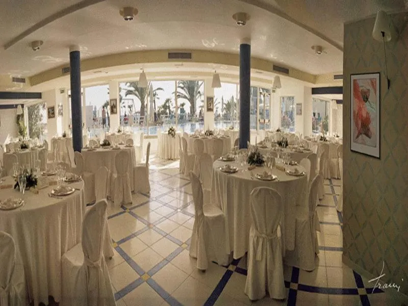 Restaurant/places to eat in Hotel La Playa