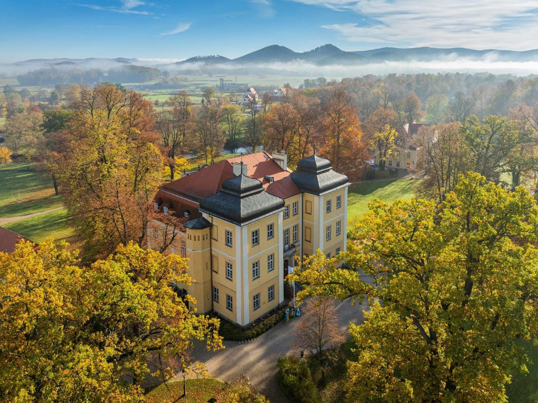 Property building in Pałac Łomnica Karkonosze - Schloss Lomnitz Riesengebirge