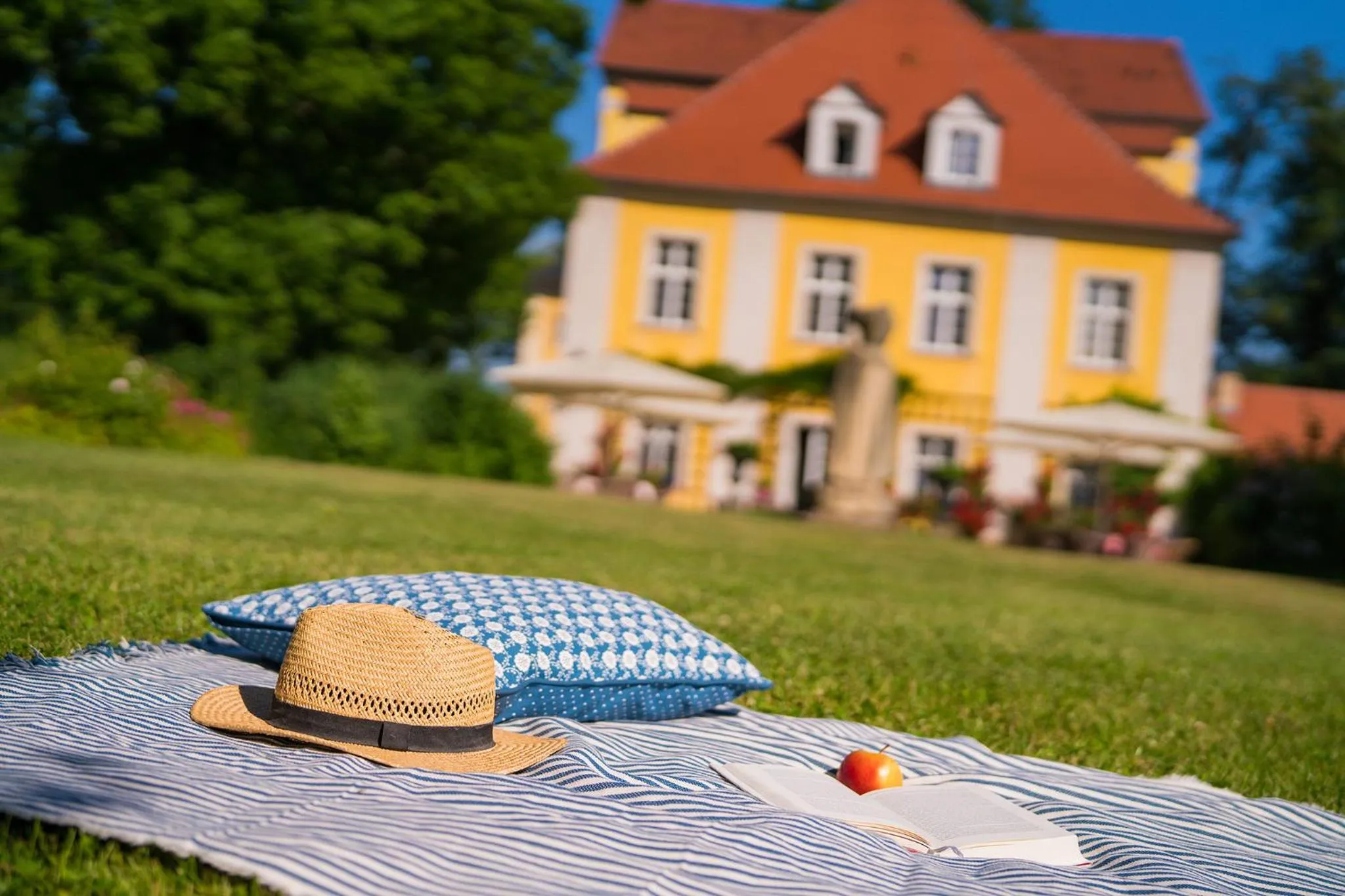 Property building in Pałac Łomnica Karkonosze - Schloss Lomnitz Riesengebirge