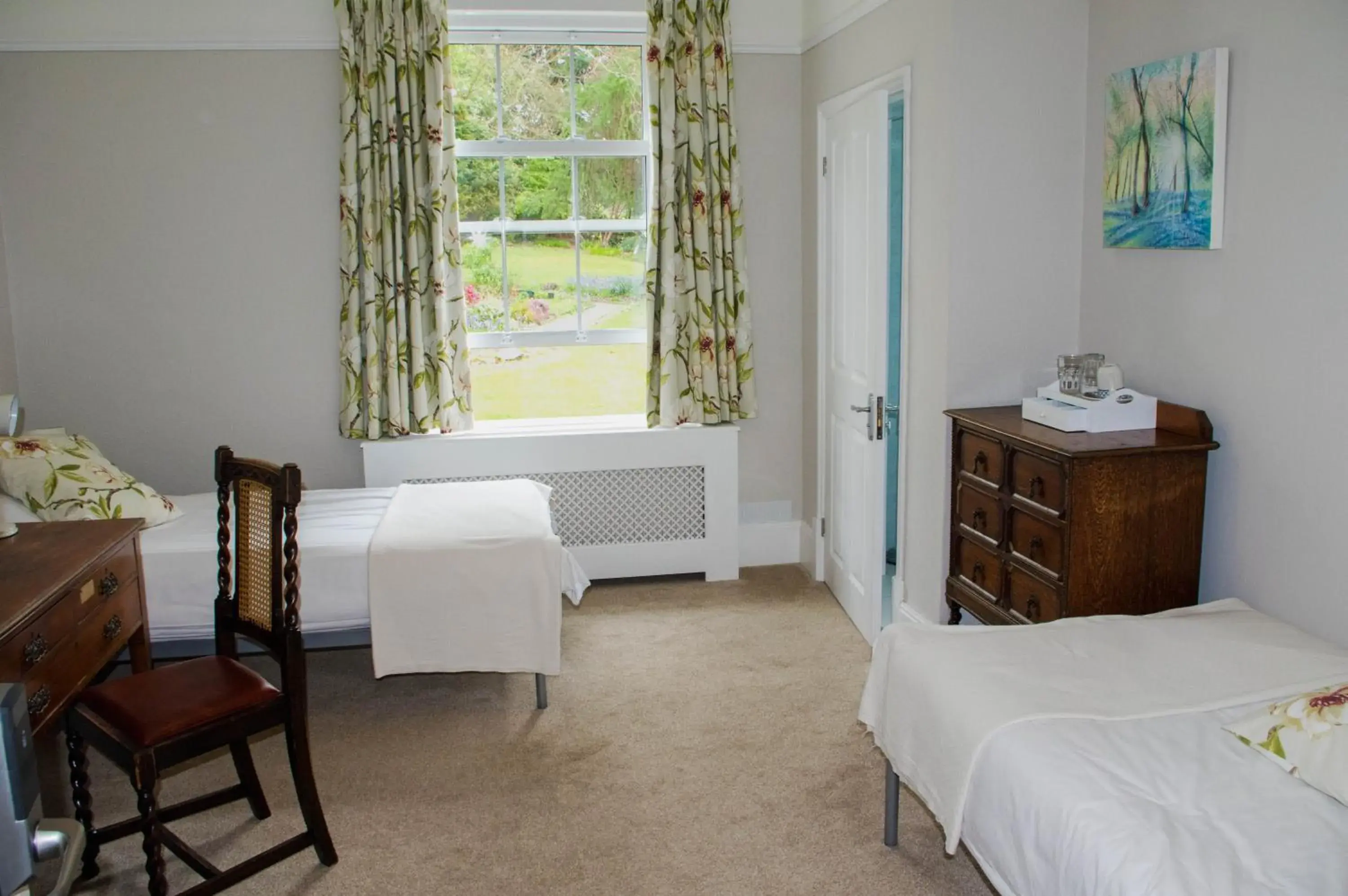 Twin Room with Private Bathroom in Claridge House Retreat Centre Twin Room with Private Bathroom in Claridge House Retreat Centre