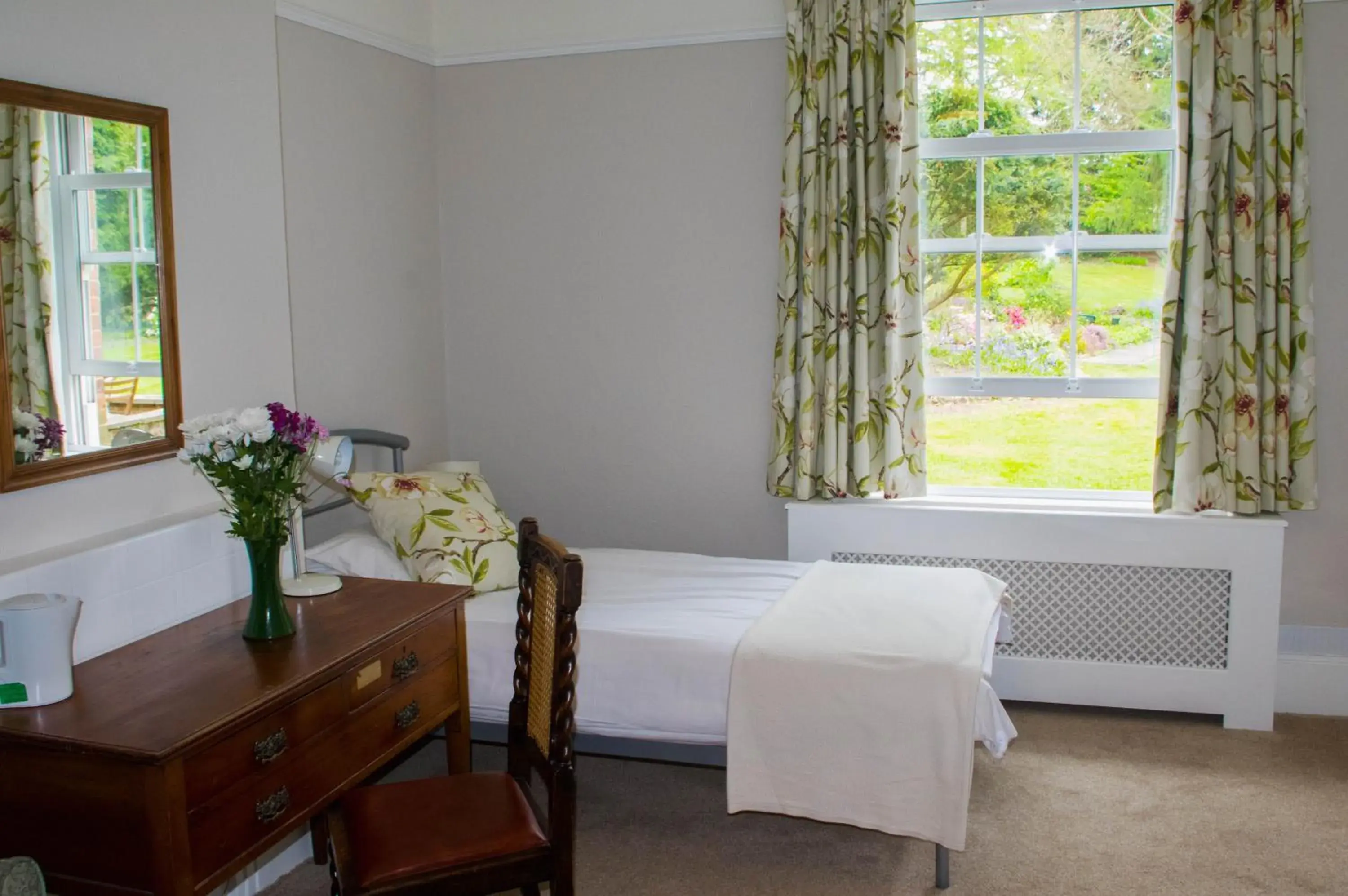 Twin Room with Private Bathroom in Claridge House Retreat Centre Twin Room with Private Bathroom in Claridge House Retreat Centre