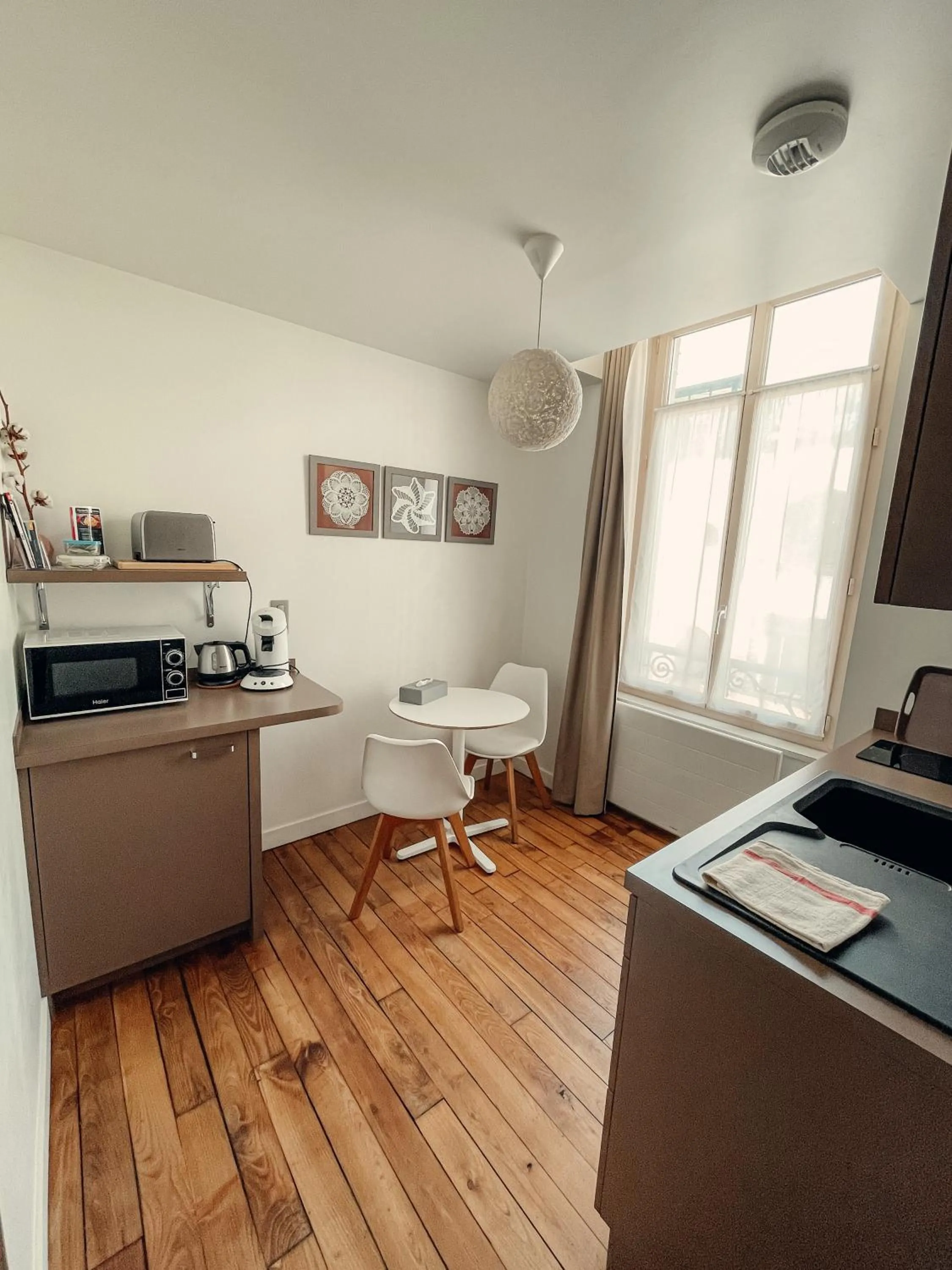 Kitchen or kitchenette in Garden Apparts Rennes Centre Gare