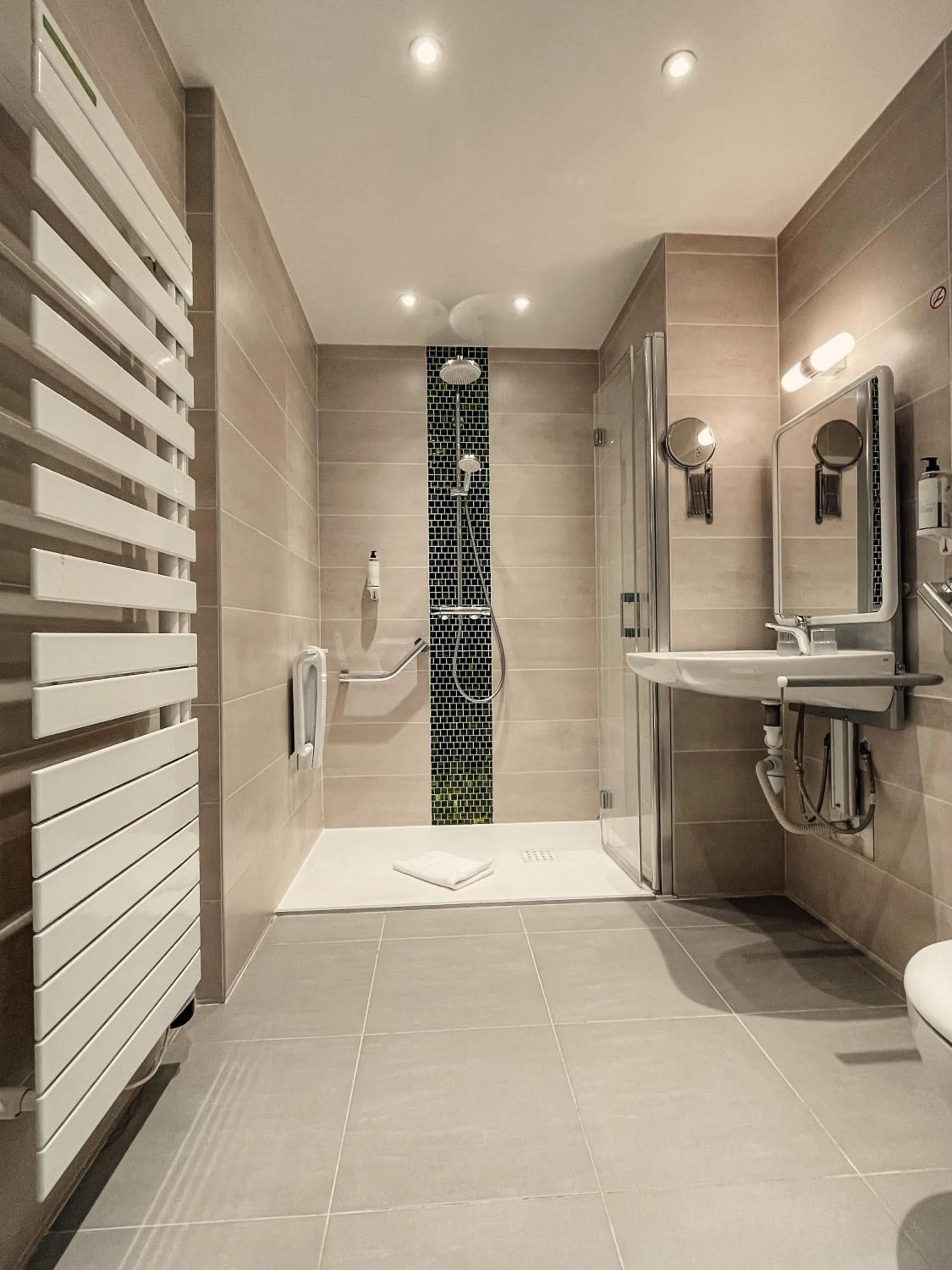 Bathroom in Garden Apparts Rennes Centre Gare