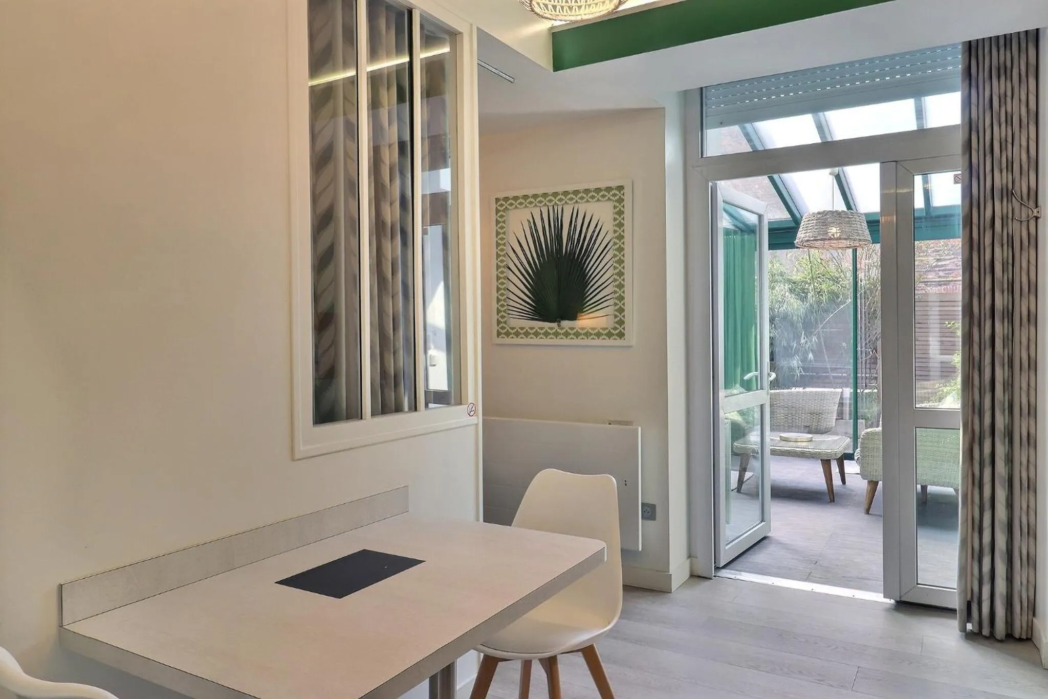 Dining area in Garden Apparts Rennes Centre Gare