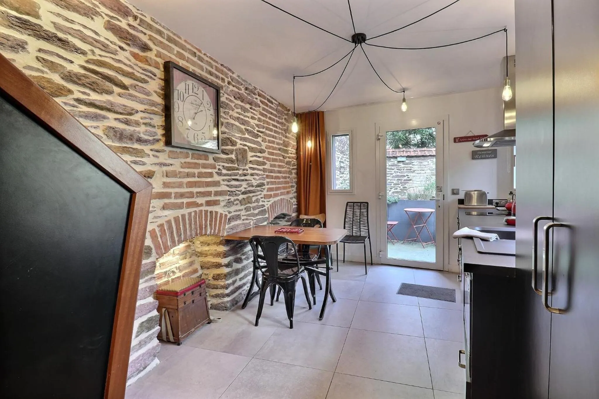 Dining area in Garden Apparts Rennes Centre Gare